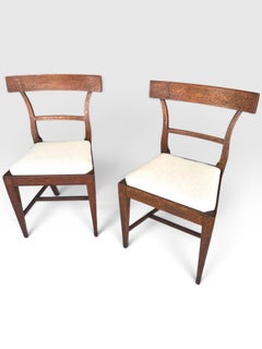 Seltenes Paar Stühle im Directoire-Stil aus dem 18. Jahrhundert mit Filigranverzierung und Kirschholz, um 1790.