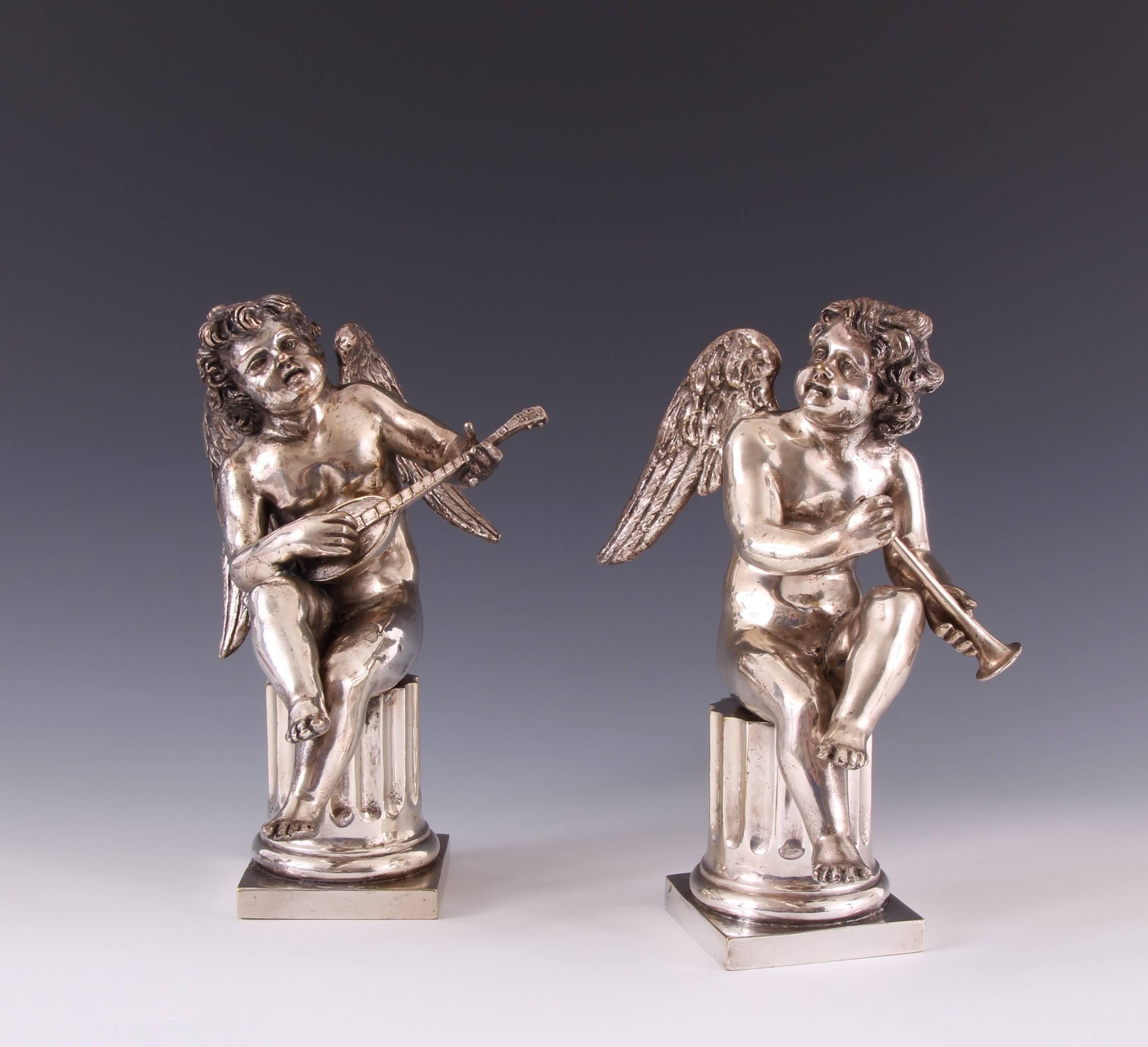 Paar Louis XV-Figuren aus versilberter Bronze aus dem 18. Jahrhundert (Französisch) im Angebot