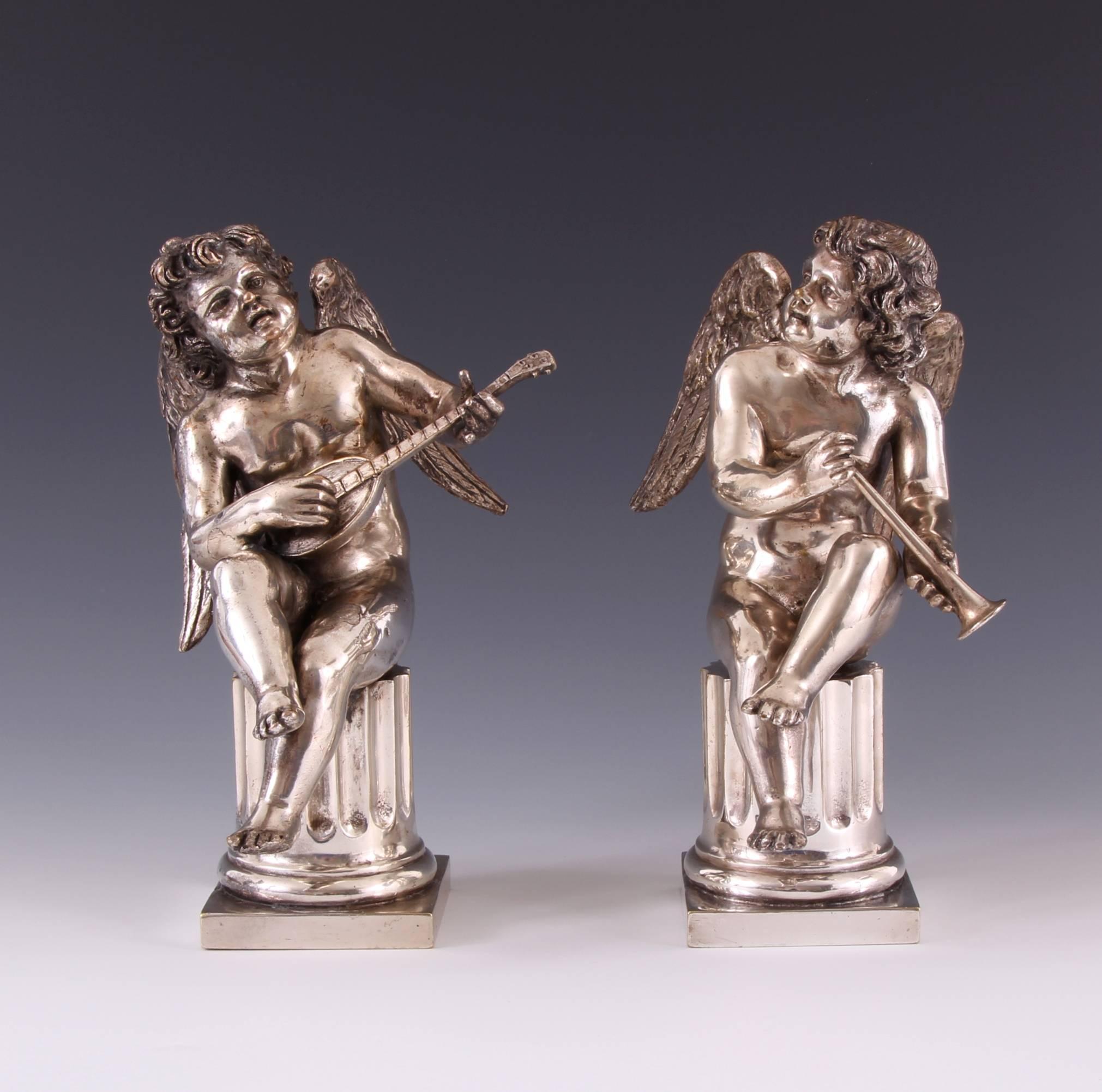 Paar Louis XV-Figuren aus versilberter Bronze aus dem 18. Jahrhundert (18. Jahrhundert und früher) im Angebot