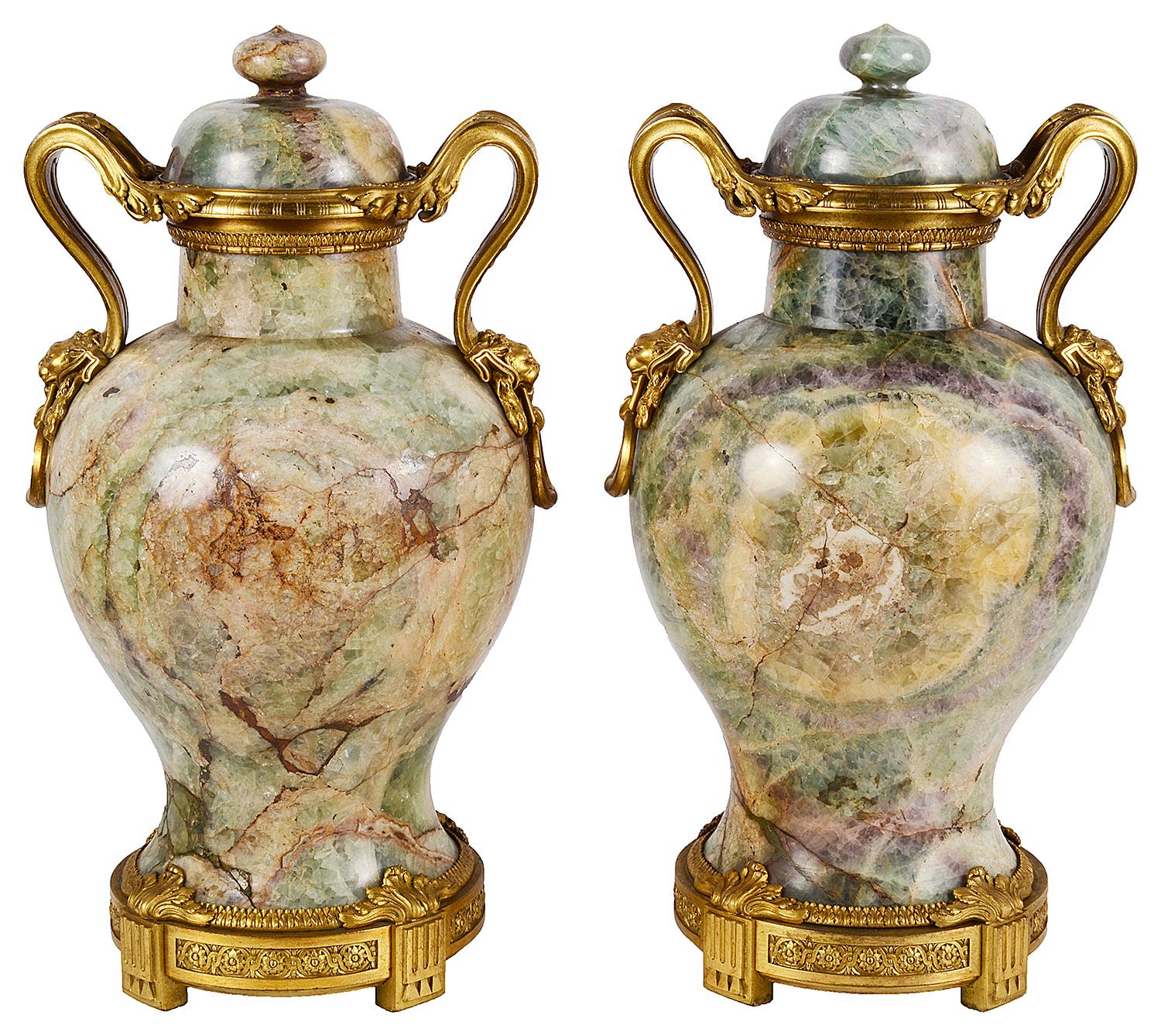 Neoclassico Rara coppia di vasi in quarzo con montatura in ormù del XVIII secolo, circa 1780 in vendita