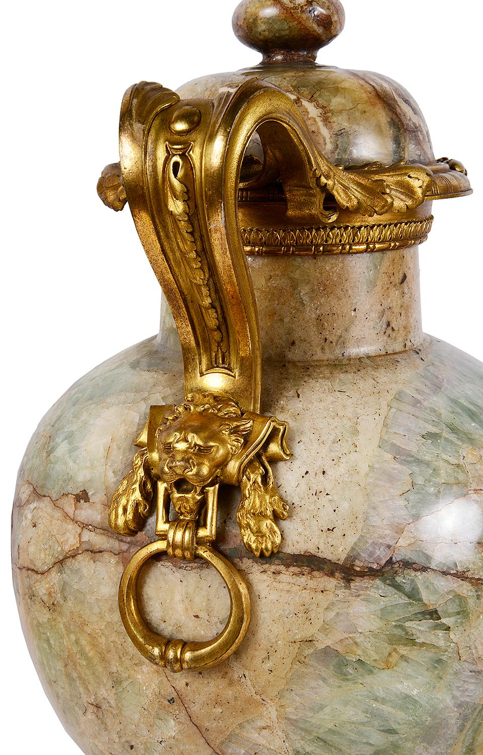 Rara coppia di vasi in quarzo con montatura in ormù del XVIII secolo, circa 1780 In condizioni buone in vendita a Brighton, Sussex