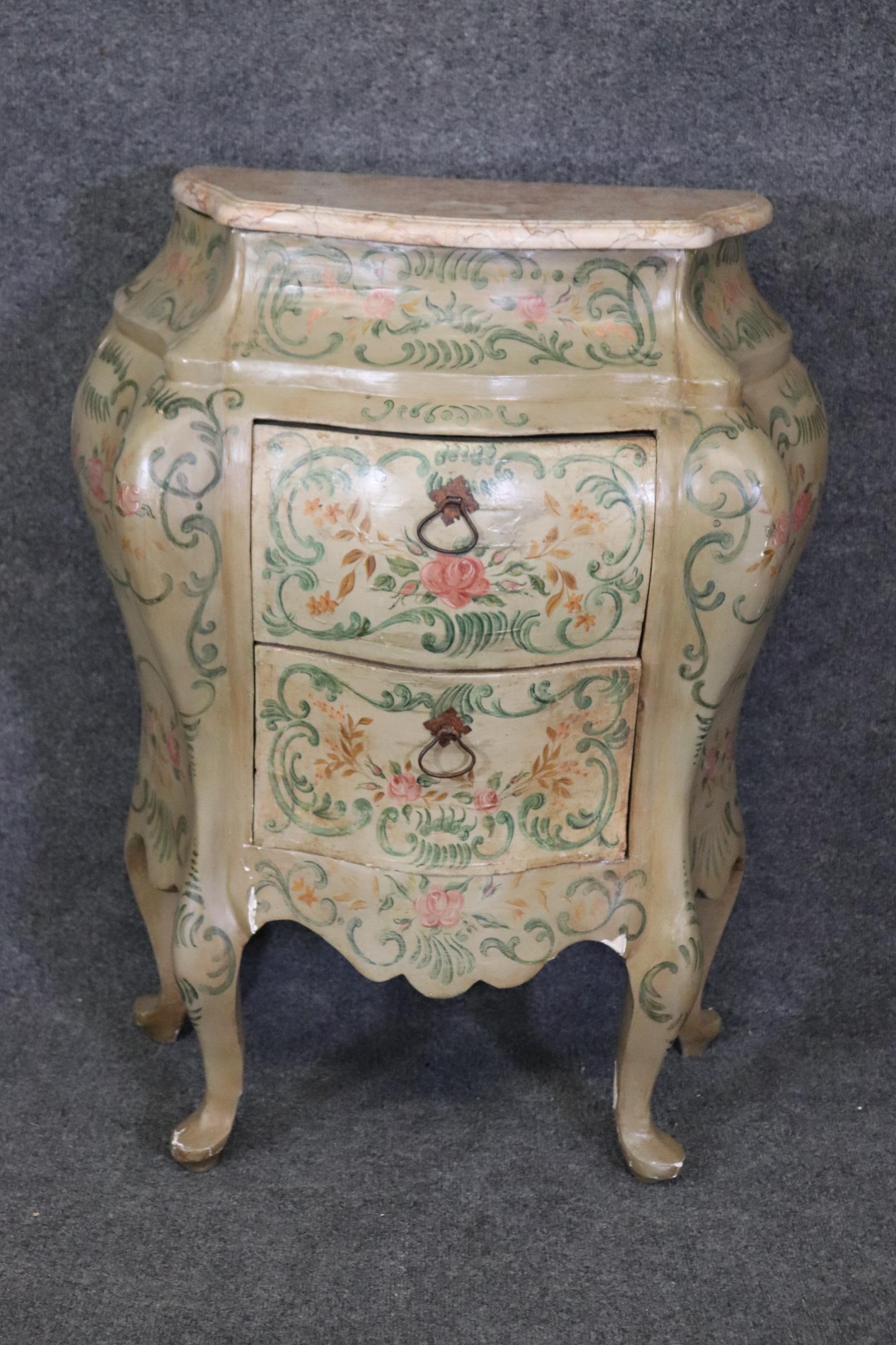 Rare paire de commodes de nuit vénitiennes du 18ème siècle décorées de peinture et de dessus en marbre  en vente 3