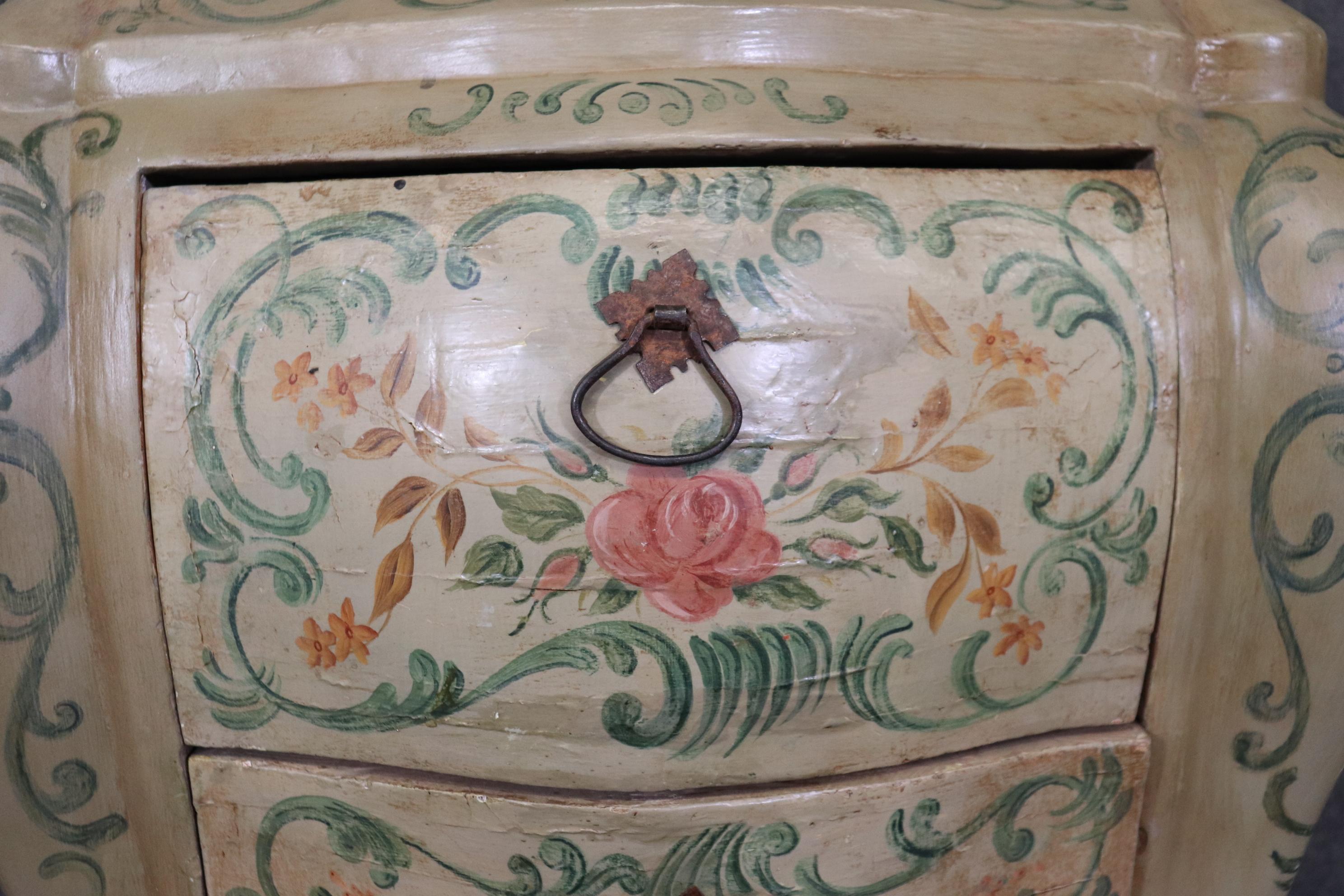 Rare paire de commodes de nuit vénitiennes du 18ème siècle décorées de peinture et de dessus en marbre  en vente 6