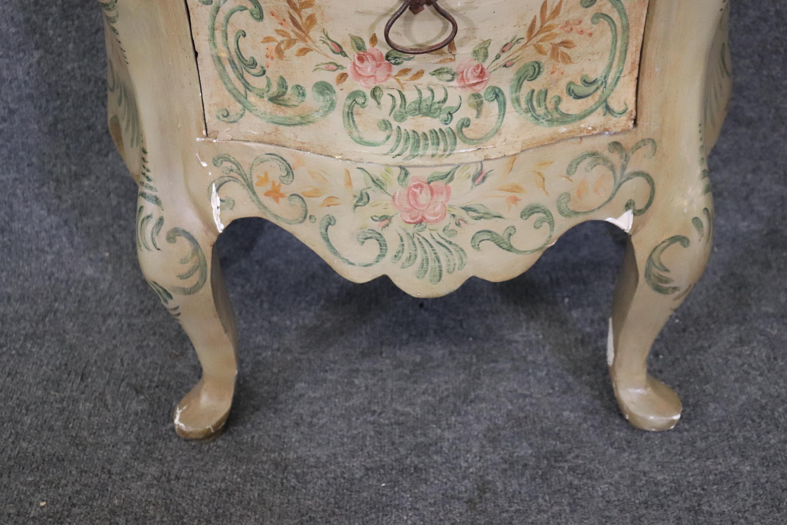 Rare paire de commodes de nuit vénitiennes du 18ème siècle décorées de peinture et de dessus en marbre  en vente 9