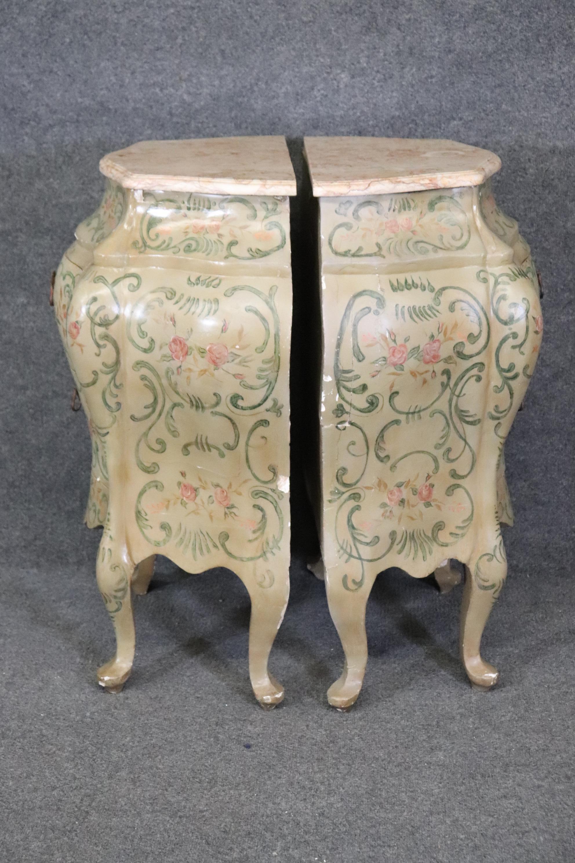 italien Rare paire de commodes de nuit vénitiennes du 18ème siècle décorées de peinture et de dessus en marbre  en vente