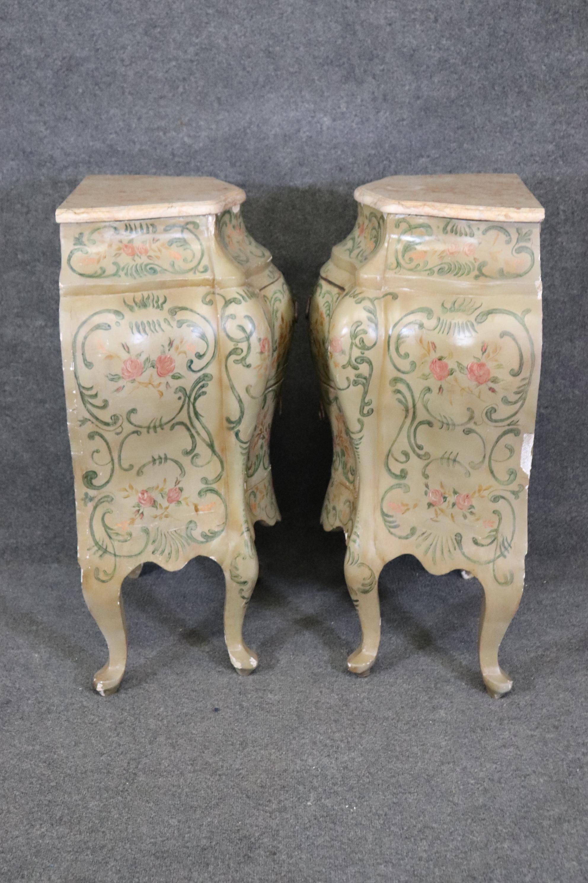 Fer Rare paire de commodes de nuit vénitiennes du 18ème siècle décorées de peinture et de dessus en marbre  en vente