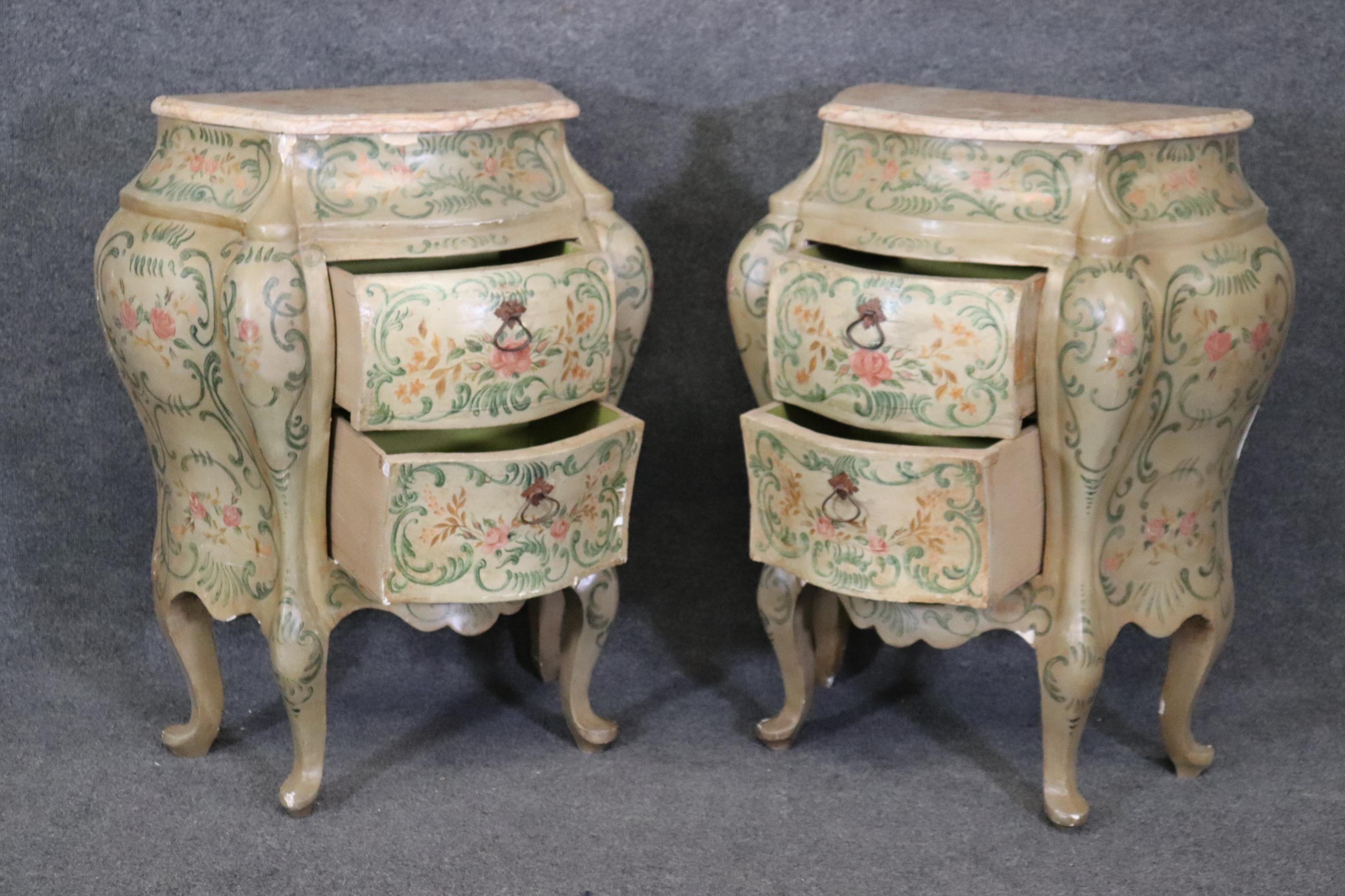 Rare paire de commodes de nuit vénitiennes du 18ème siècle décorées de peinture et de dessus en marbre  en vente 1
