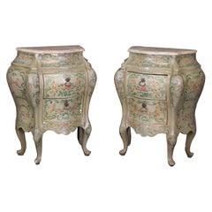 Rare paire de commodes de nuit vénitiennes du 18ème siècle décorées de peinture et de dessus en marbre