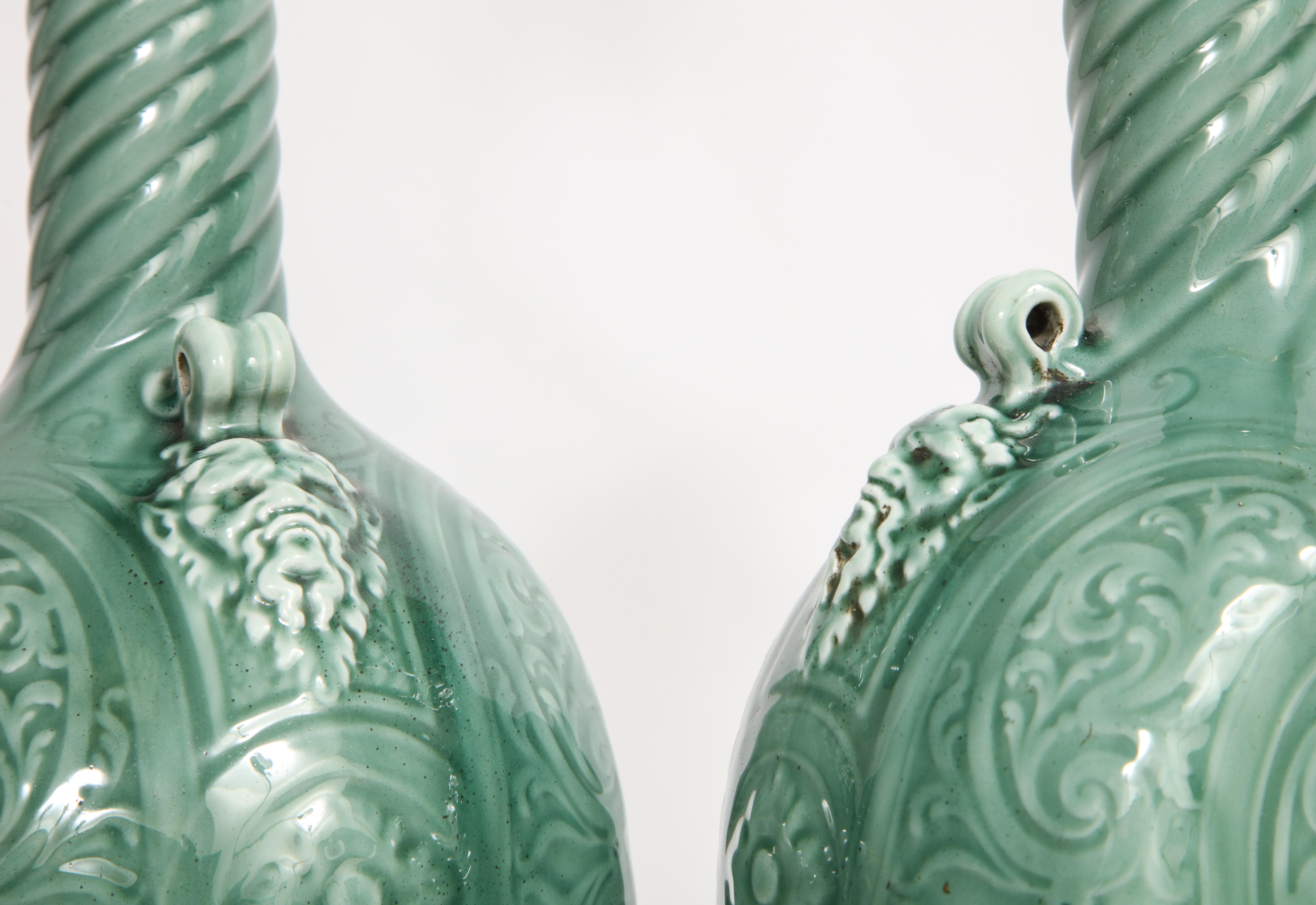 Raro par de lámparas francesas de porcelana de Theodore Deck montadas en ormolina del siglo XIX en venta 2