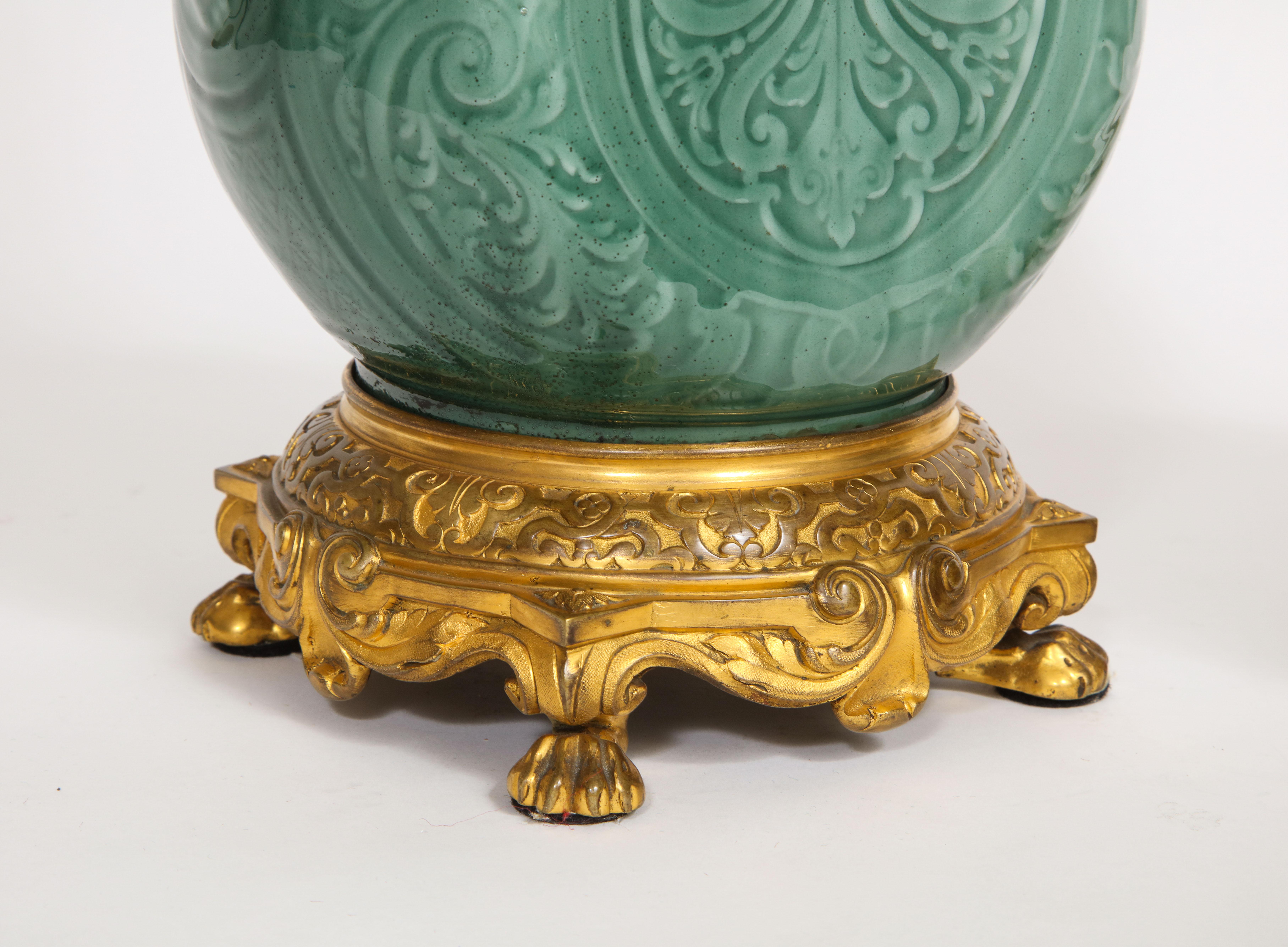 Raro par de lámparas francesas de porcelana de Theodore Deck montadas en ormolina del siglo XIX en venta 4