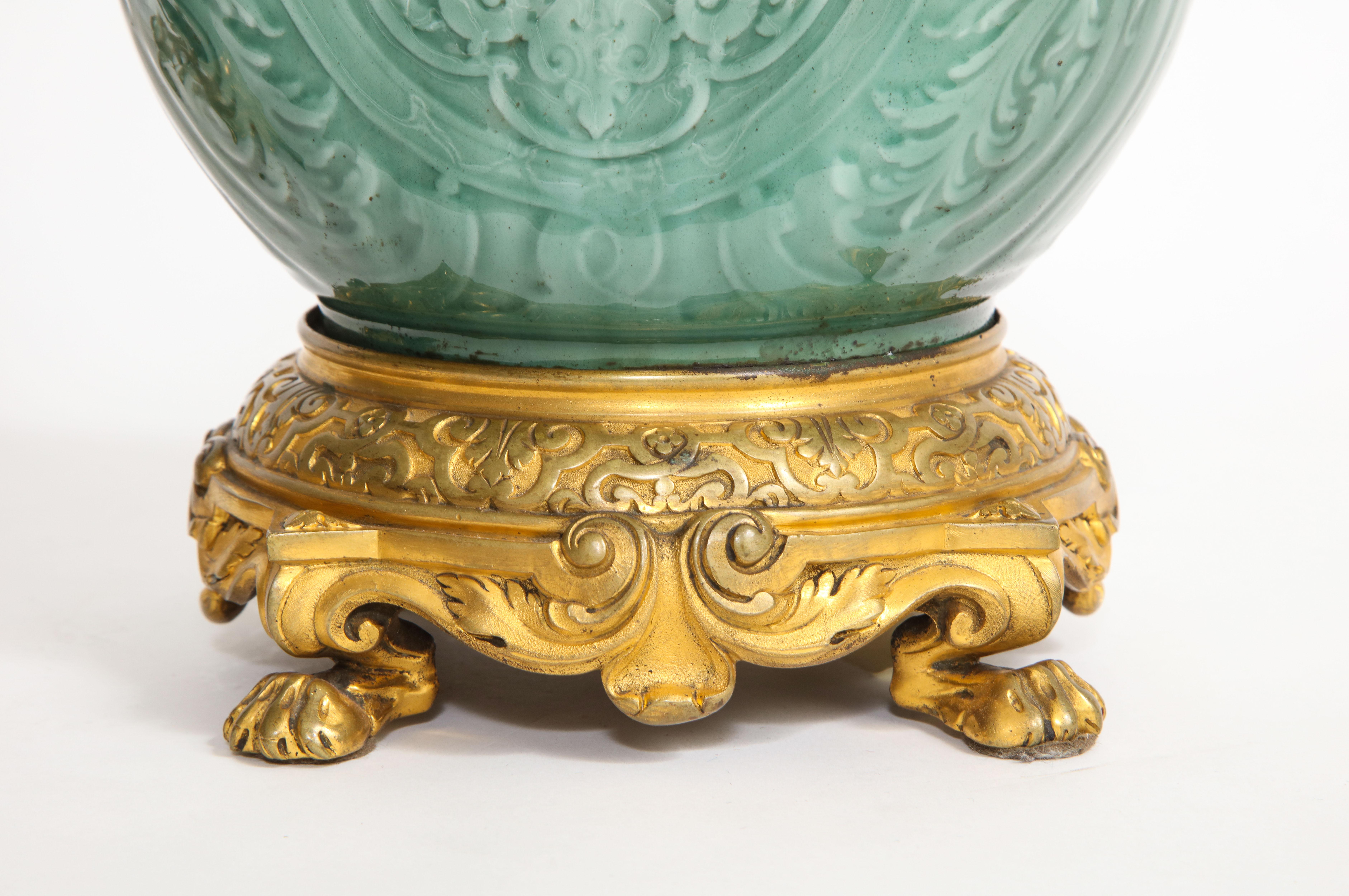 Raro par de lámparas francesas de porcelana de Theodore Deck montadas en ormolina del siglo XIX en venta 5