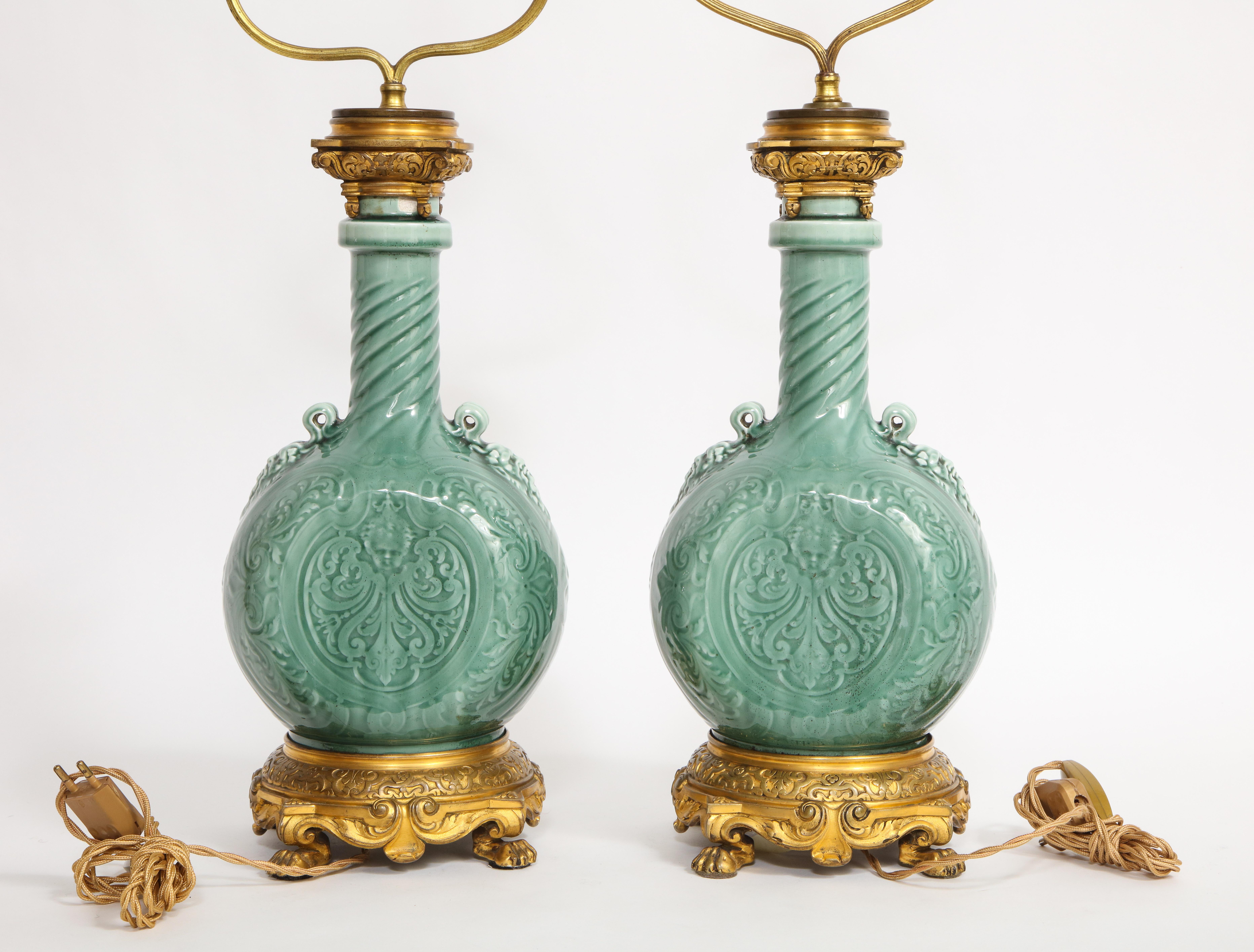 Raro par de lámparas francesas de porcelana de Theodore Deck montadas en ormolina del siglo XIX Chinoiserie en venta