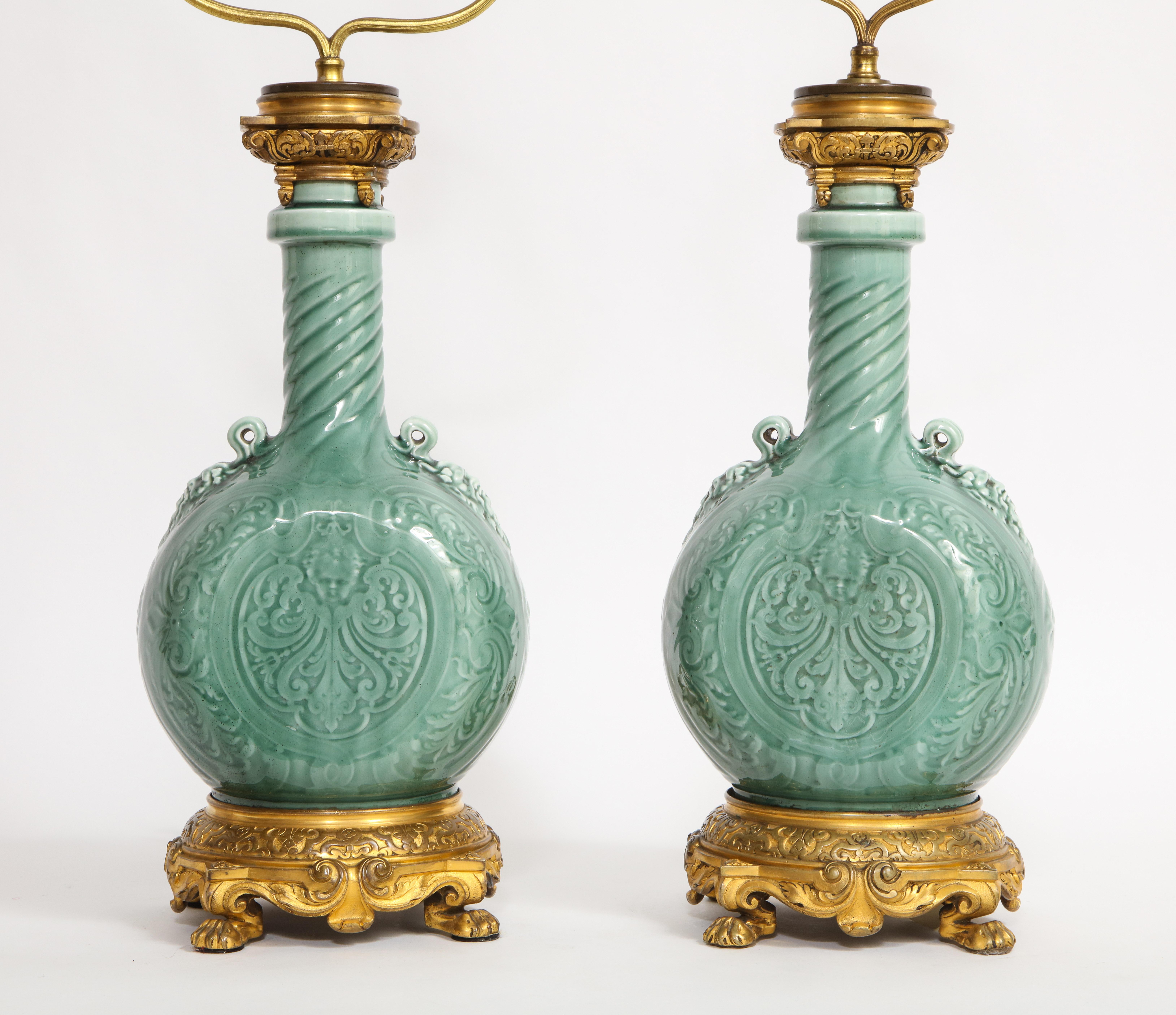 Raro par de lámparas francesas de porcelana de Theodore Deck montadas en ormolina del siglo XIX Francés en venta