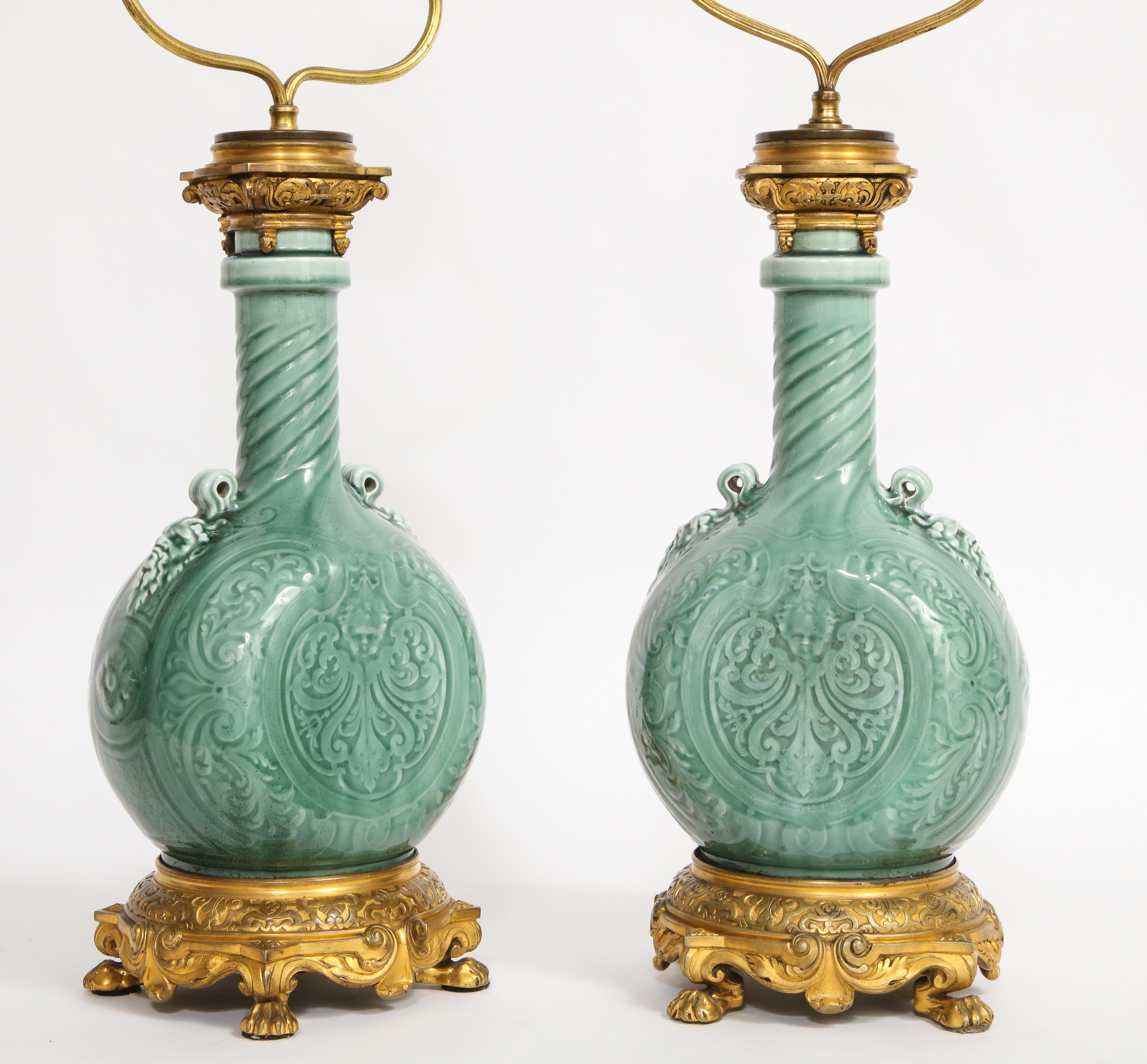 Raro par de lámparas francesas de porcelana de Theodore Deck montadas en ormolina del siglo XIX Dorado en venta
