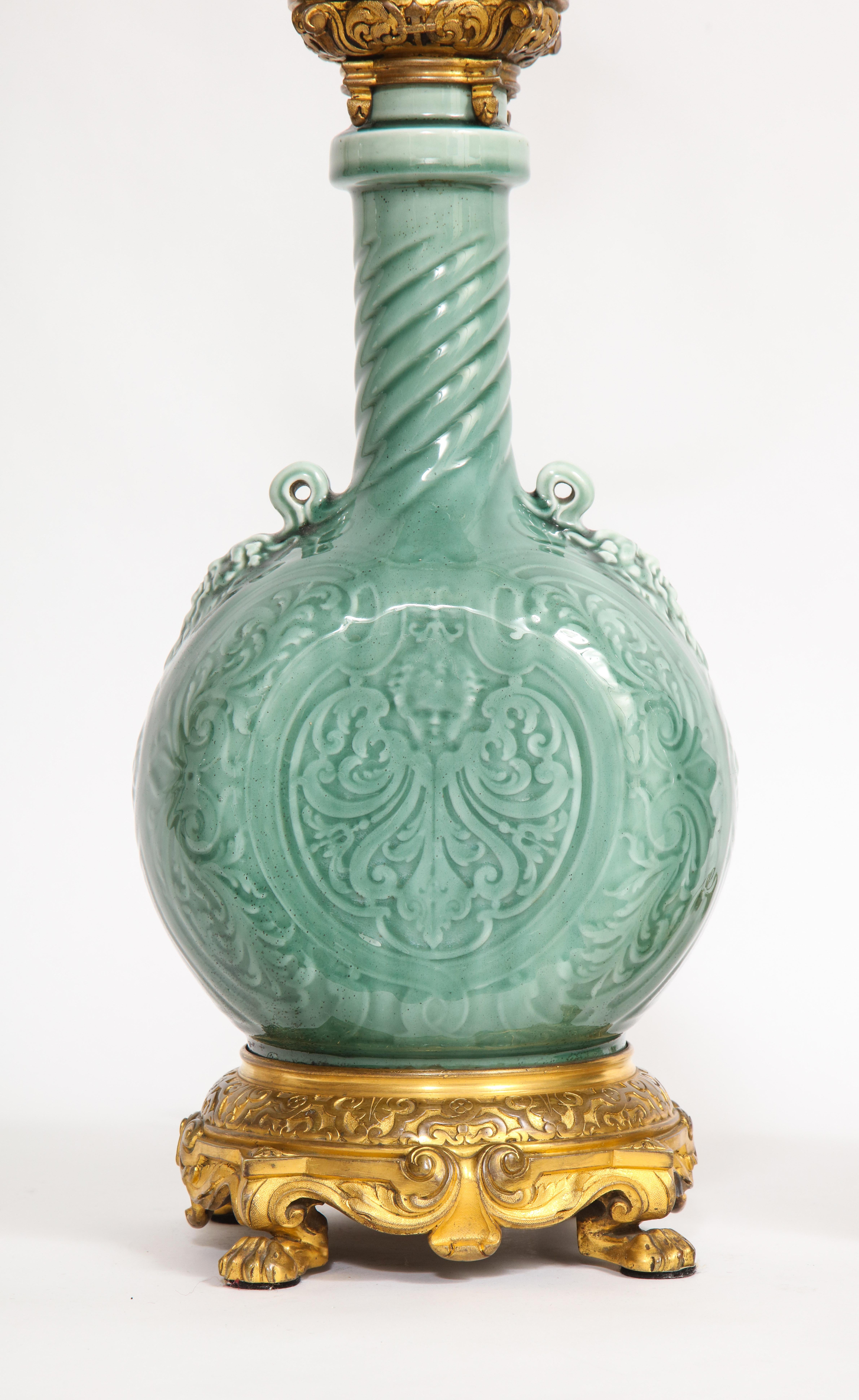 Raro par de lámparas francesas de porcelana de Theodore Deck montadas en ormolina del siglo XIX en Bueno estado para la venta en New York, NY