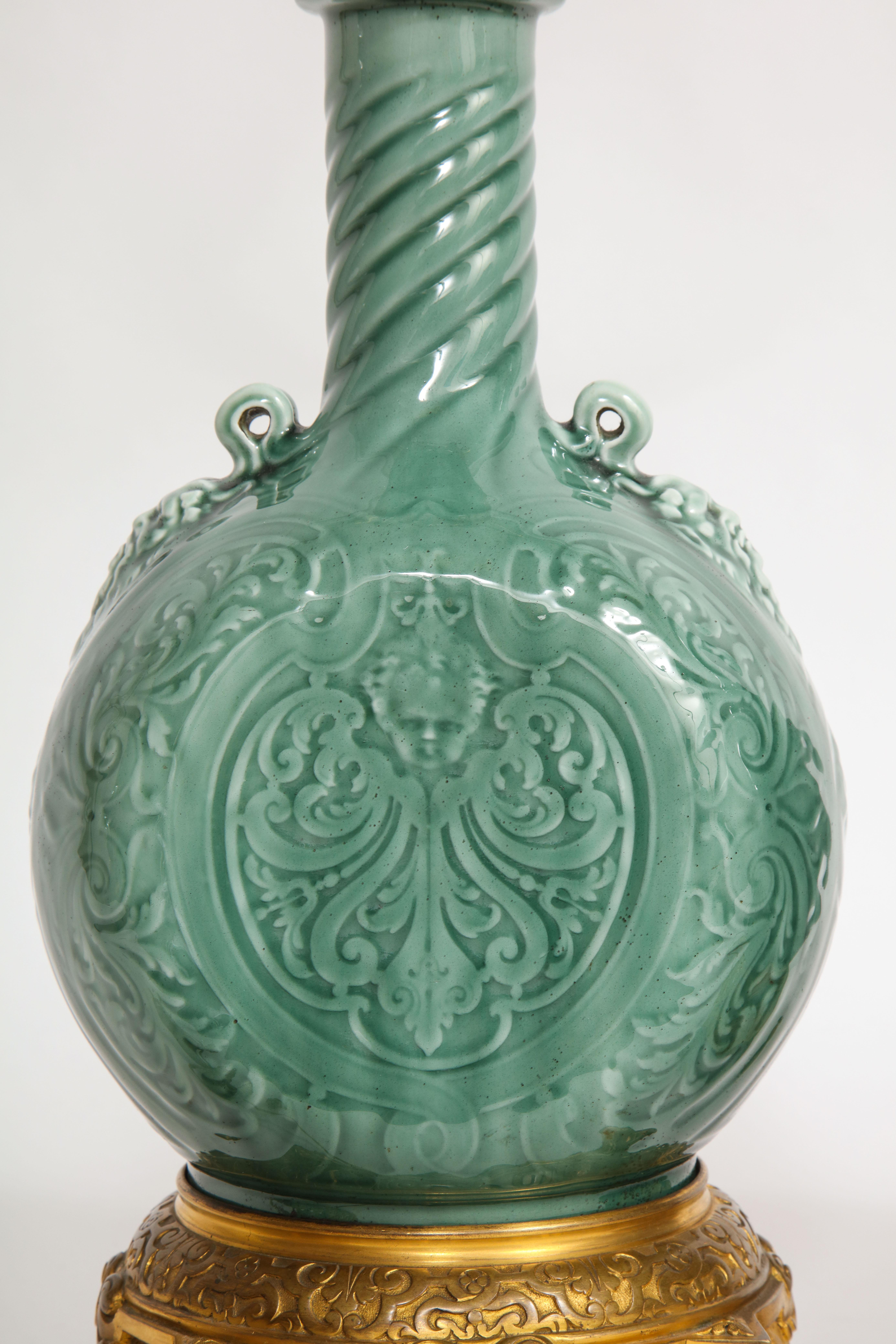 Raro par de lámparas francesas de porcelana de Theodore Deck montadas en ormolina del siglo XIX Fines del siglo XIX en venta