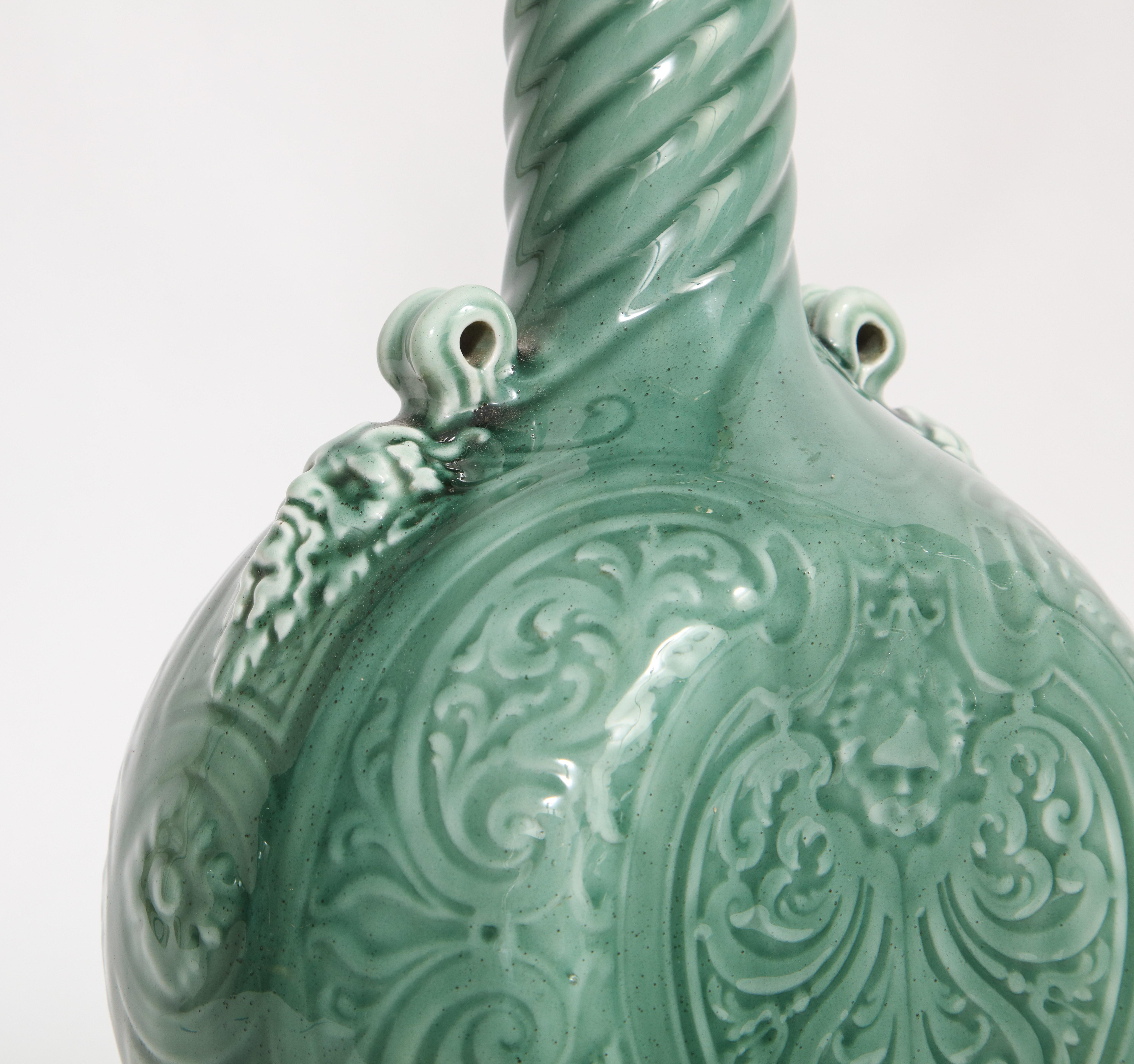 Raro par de lámparas francesas de porcelana de Theodore Deck montadas en ormolina del siglo XIX Porcelana en venta
