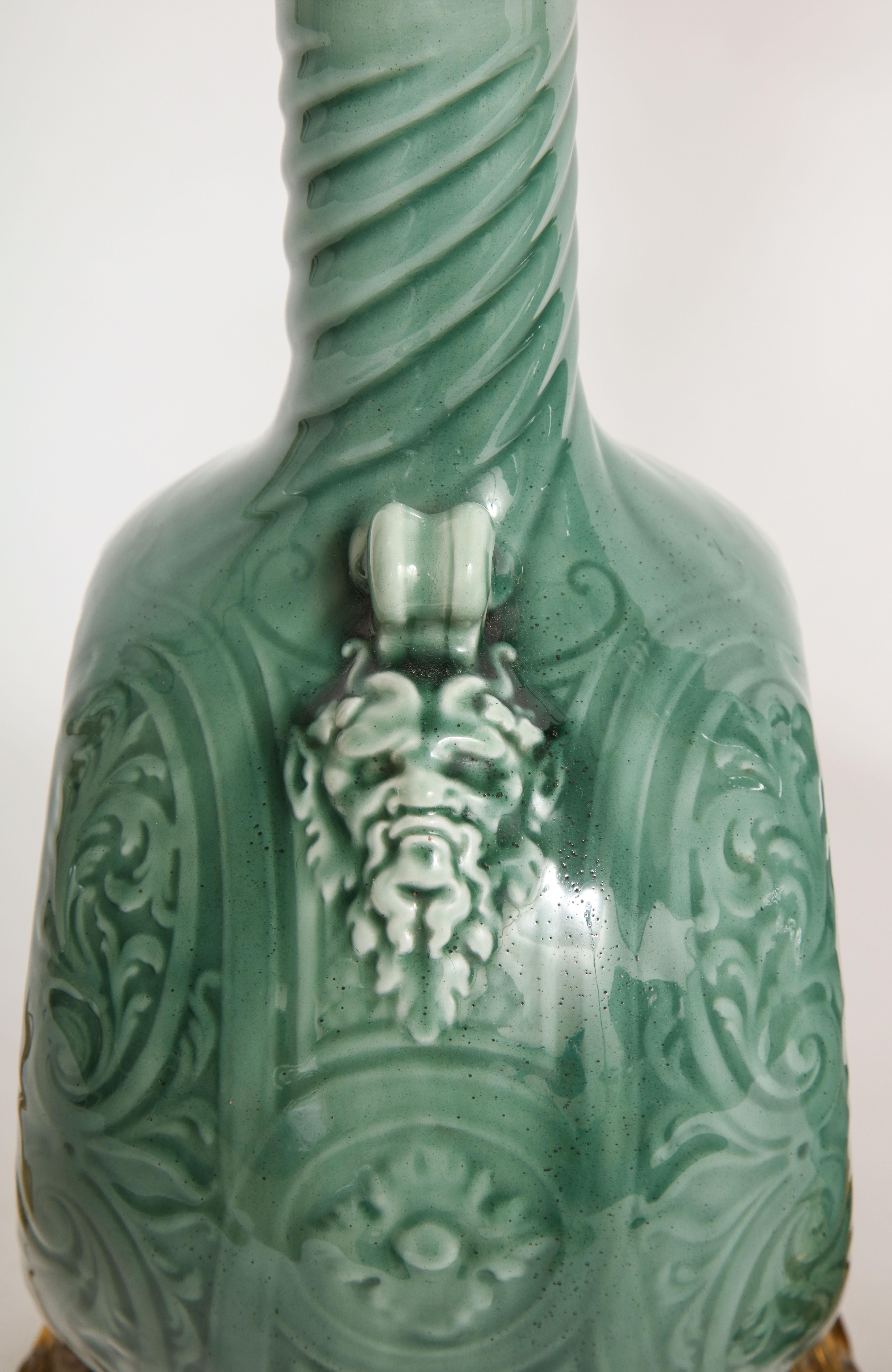 Raro par de lámparas francesas de porcelana de Theodore Deck montadas en ormolina del siglo XIX en venta 1