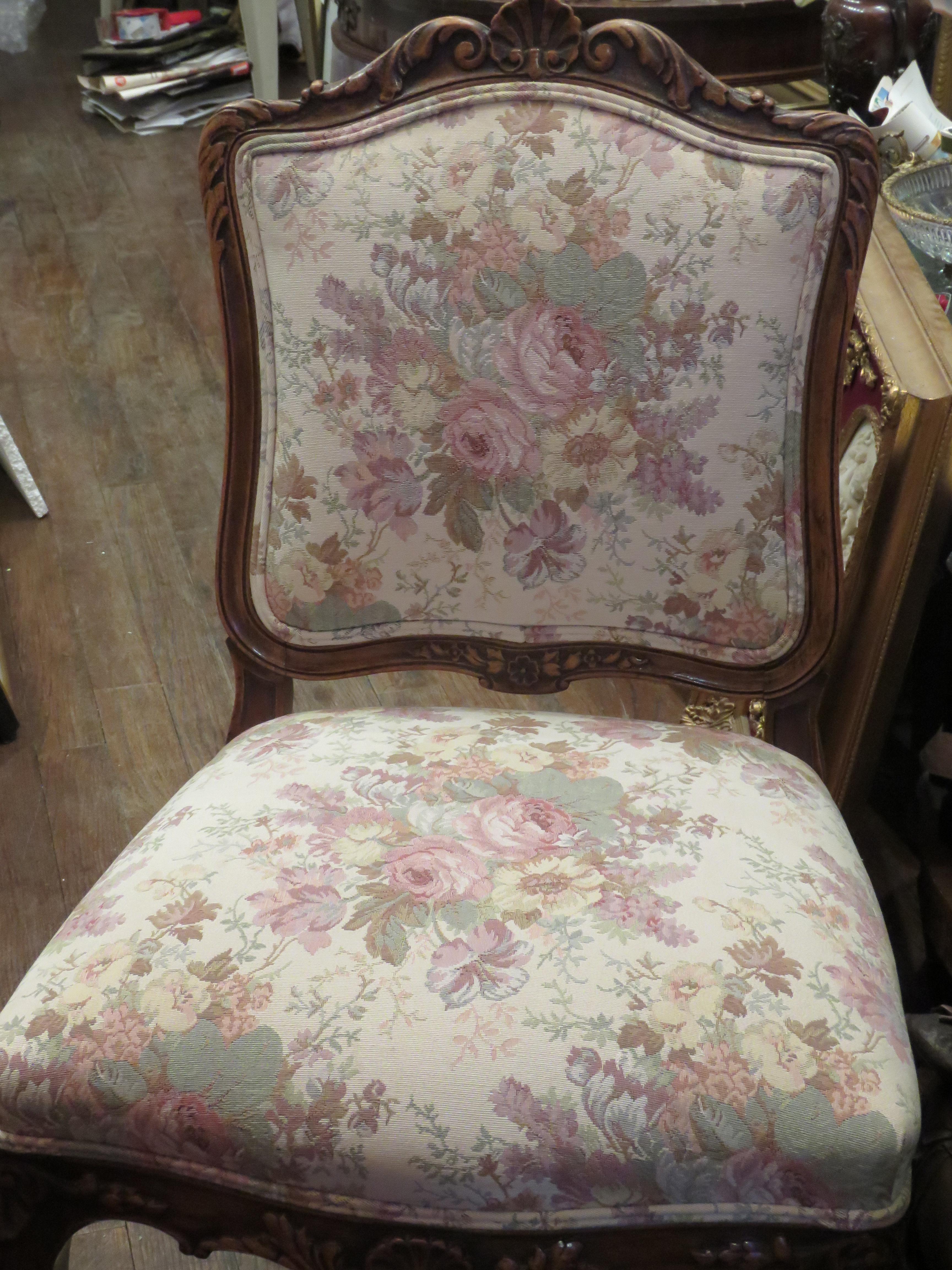 L'article suivant est une rare paire de chaises victoriennes antiques. Les deux chaises sont surmontées d'un cimier à volutes et reposent sur des pieds de chaise à motifs sculptés. Elles sont magnifiquement recouvertes d'une tapisserie d'ameublement