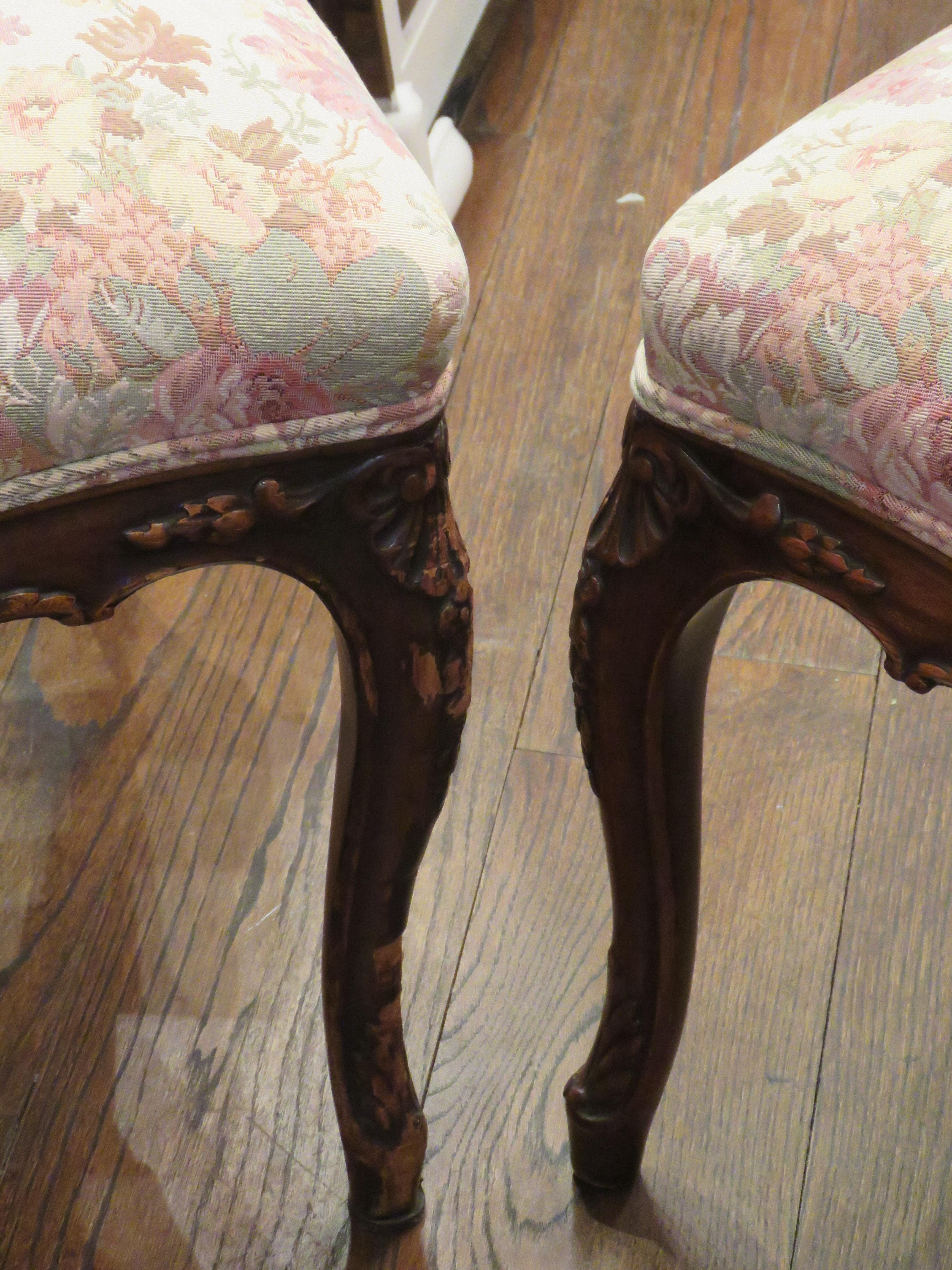 Rare paire de 2 chaises victoriennes sculptées en mahagonie et à fleurs françaises tapissées Unisexe en vente