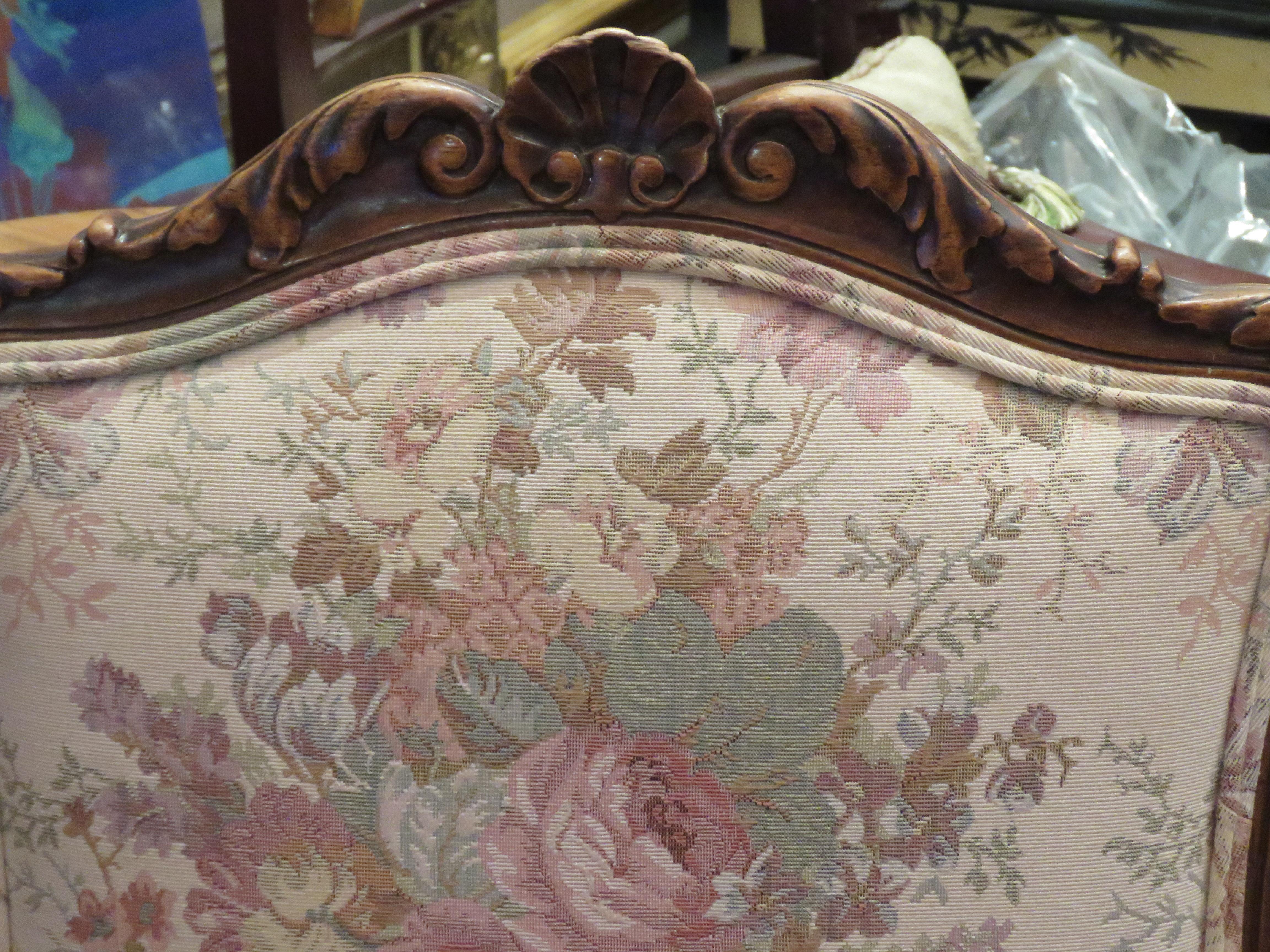 Rare paire de 2 chaises victoriennes sculptées en mahagonie et à fleurs françaises tapissées en vente 1