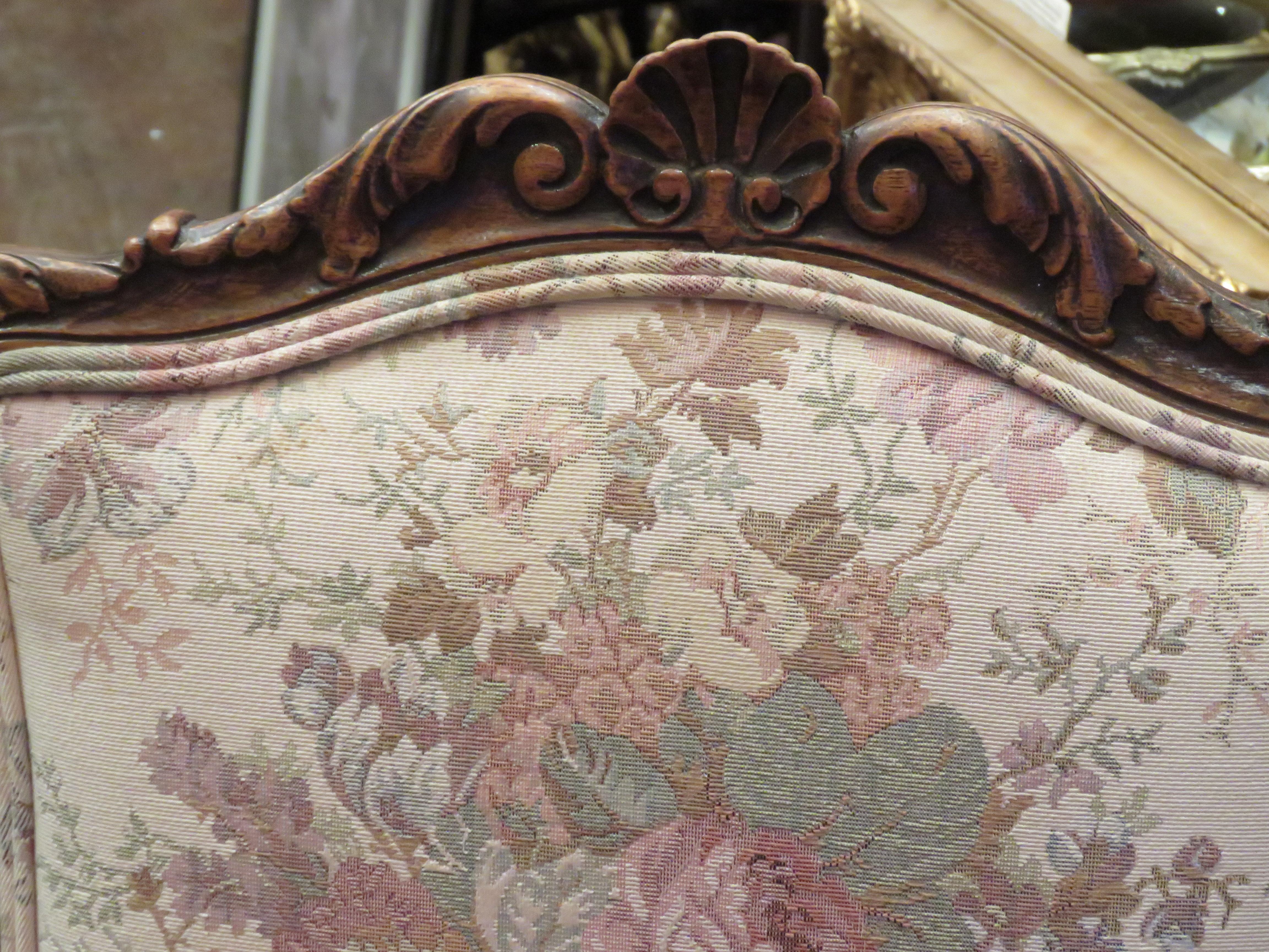 Seltenes Paar 2 Estate Victorian geschnitzt Mahagoni Französisch Floral gepolsterte Stühle im Angebot 2