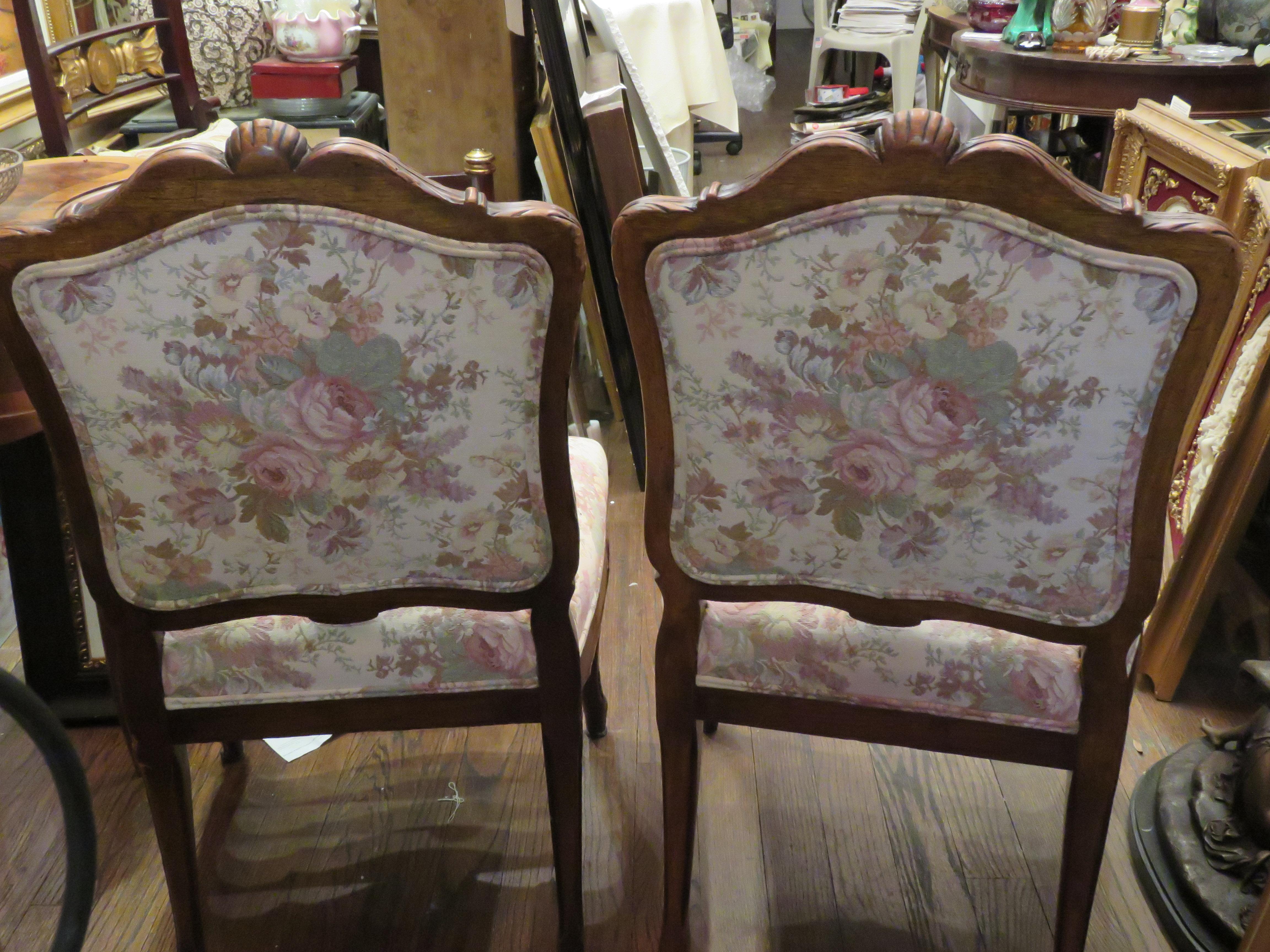 Rare paire de 2 chaises victoriennes sculptées en mahagonie et à fleurs françaises tapissées en vente 3