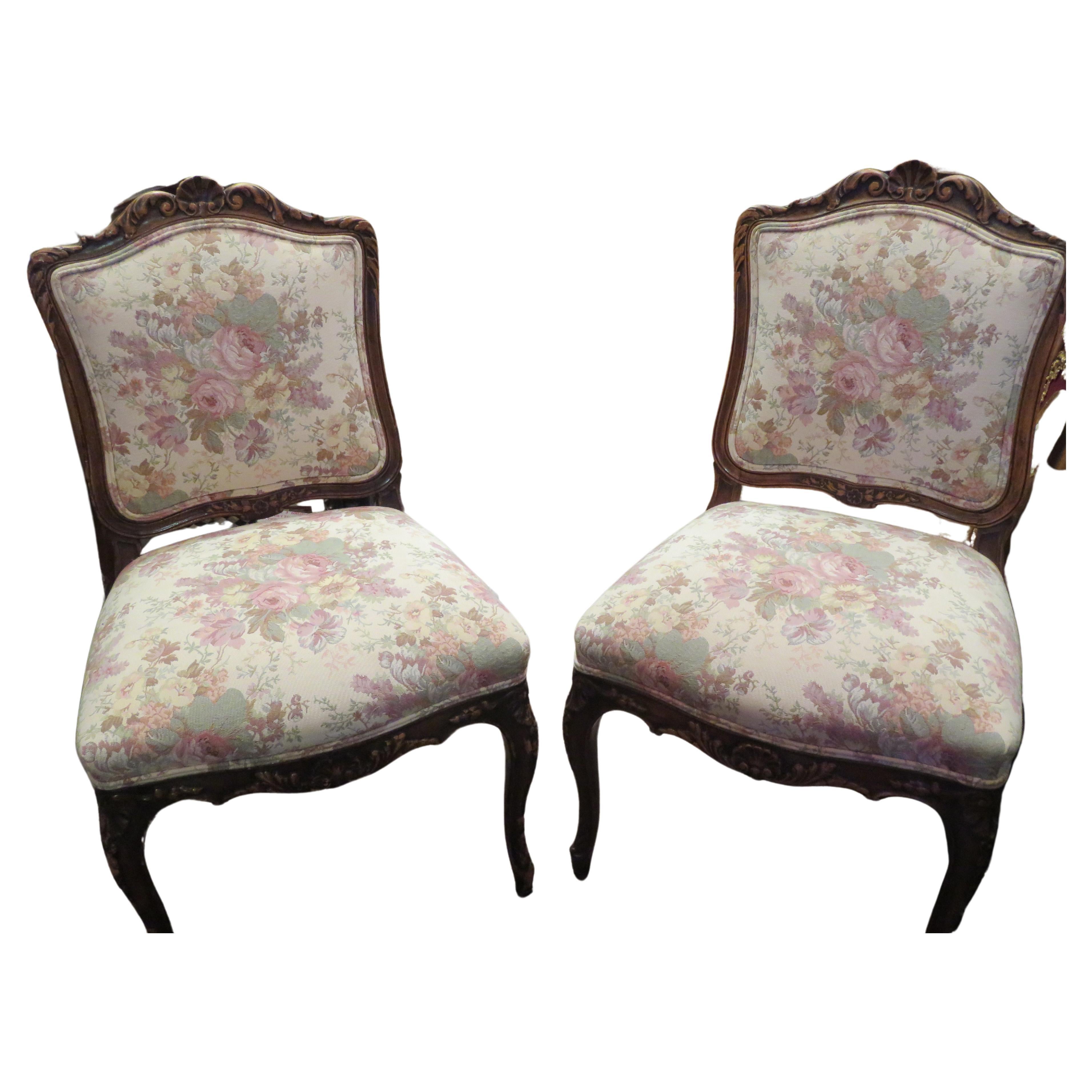 Rare paire de 2 chaises victoriennes sculptées en mahagonie et à fleurs françaises tapissées en vente