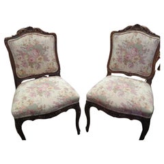 Rare paire de 2 chaises victoriennes sculptées en mahagonie et à fleurs françaises tapissées