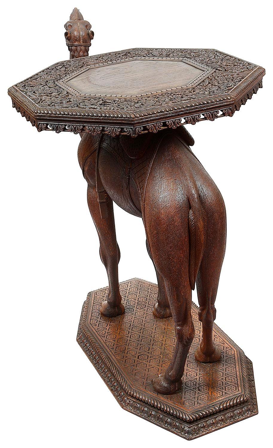 Rara pareja de mesas de camello talladas por indios anglosajones, hacia 1840 Teca en venta