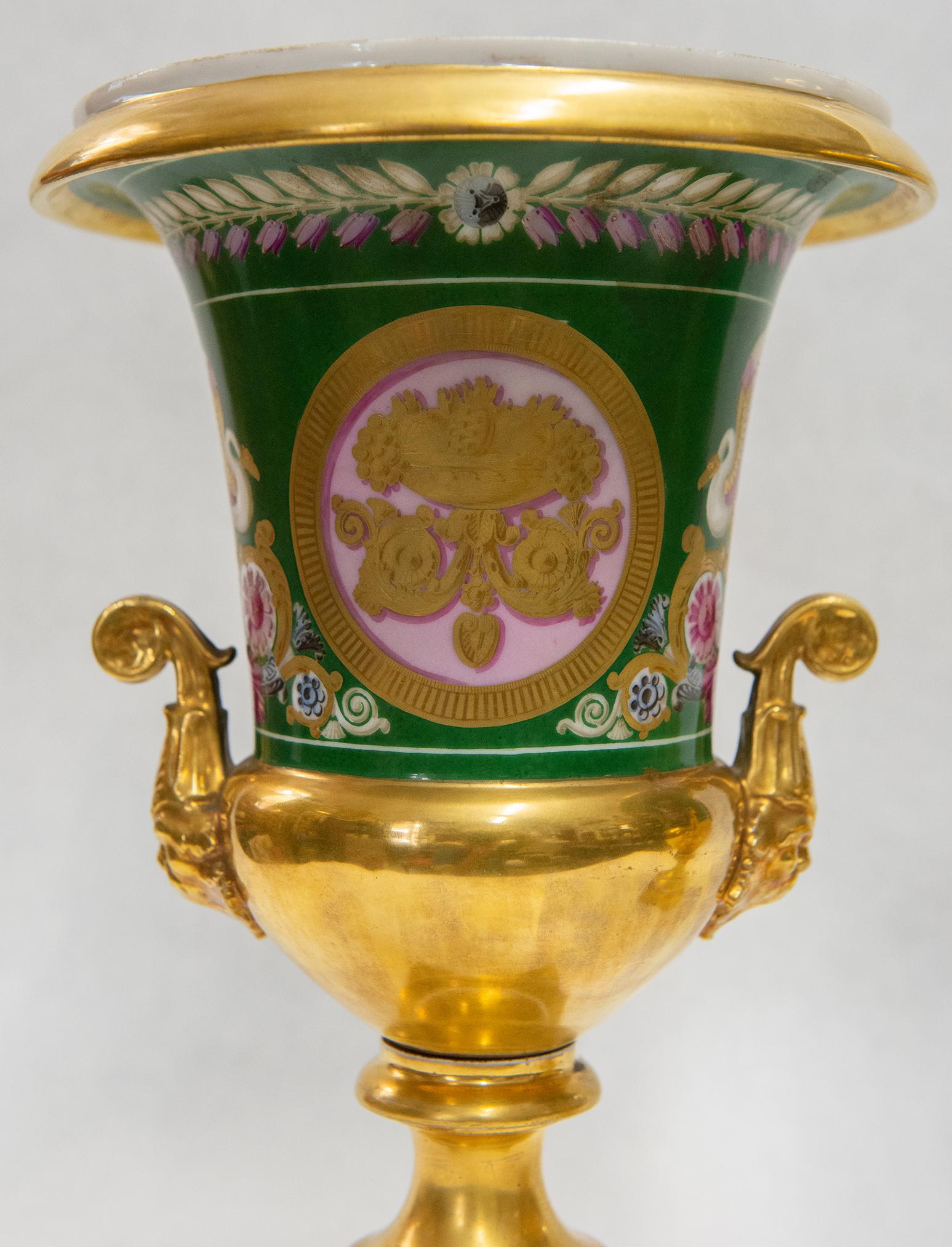 Rare paire de vases de Sèvres anciens en porcelaine dorée française en vente 3