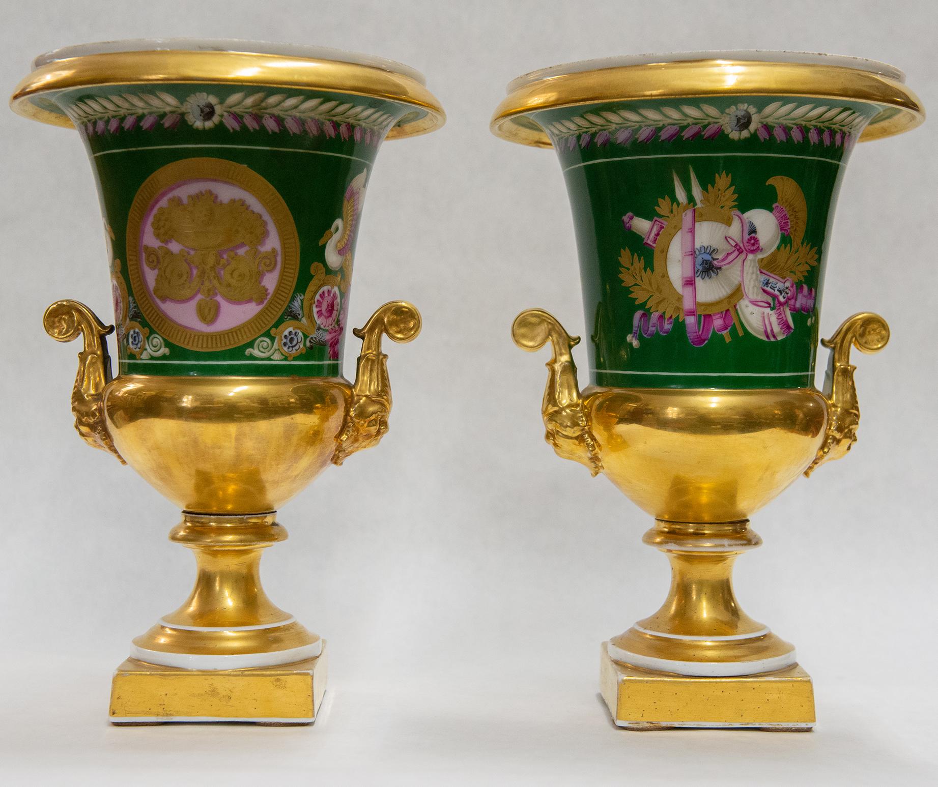 Français Rare paire de vases de Sèvres anciens en porcelaine dorée française en vente
