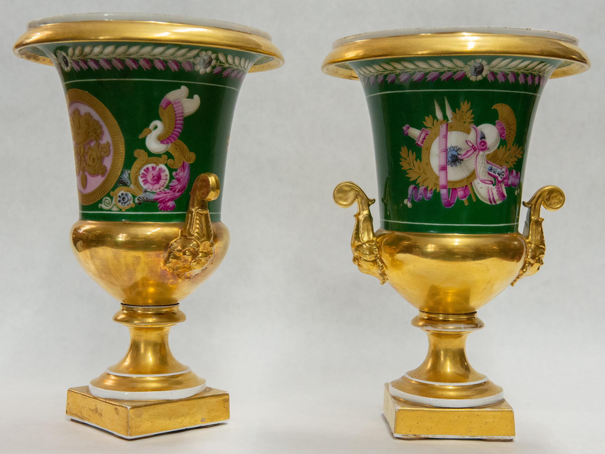 Porcelaine Rare paire de vases de Sèvres anciens en porcelaine dorée française en vente