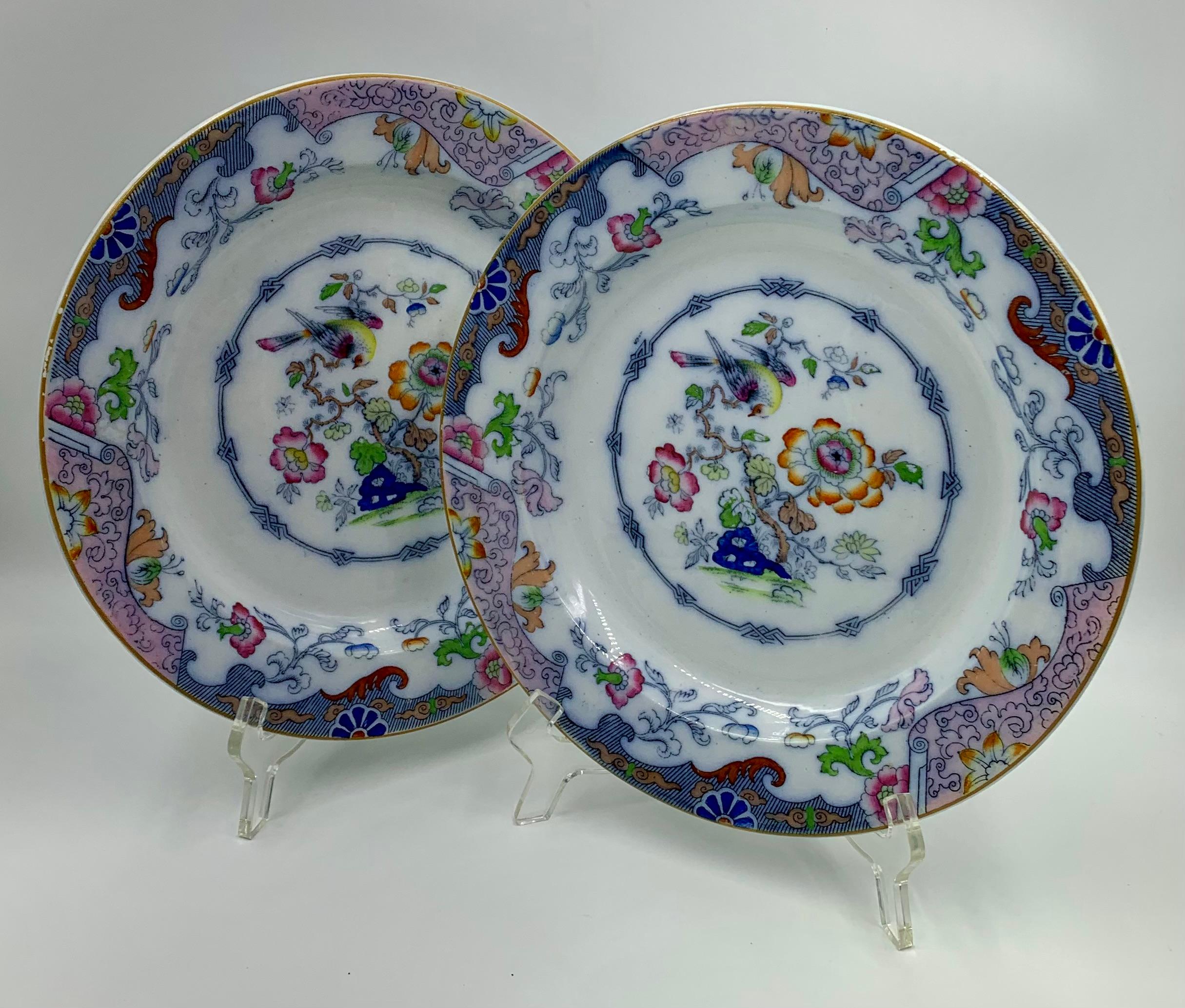 Rare paire d'assiettes à dîner Mason's Ashworth Ironstone Chinoiserie, émaillées à la main et décorées par transfert. 
19ème siècle
Des couleurs vives et joyeuses d'orange, de mûre, de bleu cobalt, de vert, de jaune, de rose et de rouille composent
