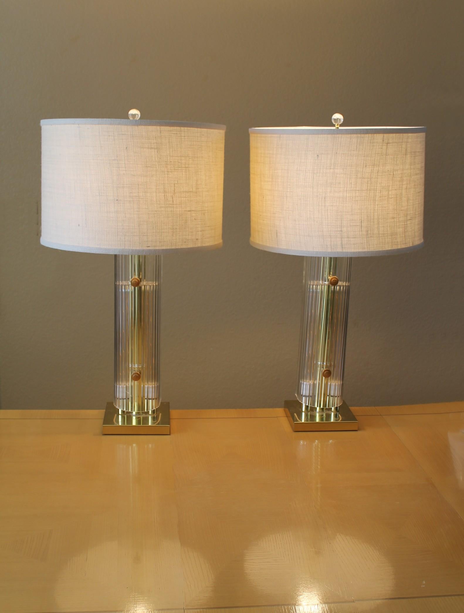 Américain Une paire rare ! Lampes décoratives Art Déco Revival des années 1970 à base lumineuse en lucite à 3 voies ! en vente