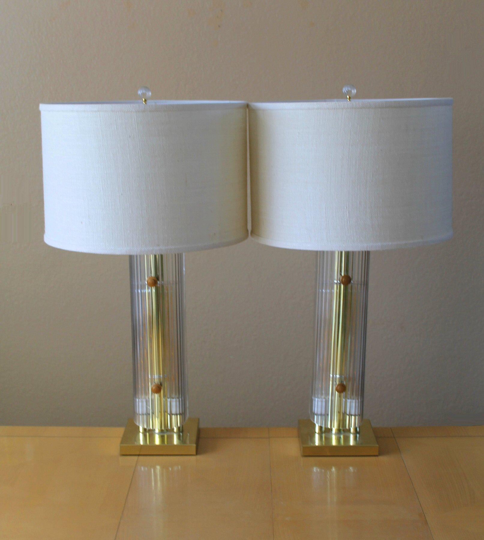 Polychromé Une paire rare ! Lampes décoratives Art Déco Revival des années 1970 à base lumineuse en lucite à 3 voies ! en vente