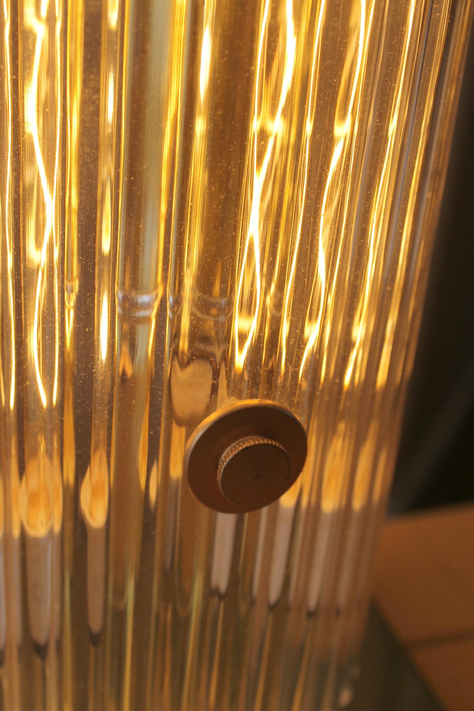 20ième siècle Une paire rare ! Lampes décoratives Art Déco Revival des années 1970 à base lumineuse en lucite à 3 voies ! en vente