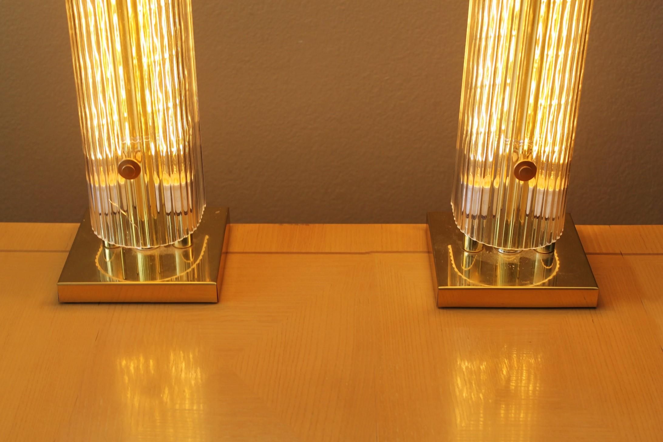 Métal Une paire rare ! Lampes décoratives Art Déco Revival des années 1970 à base lumineuse en lucite à 3 voies ! en vente