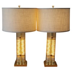 Une paire rare ! Lampes décoratives Art Déco Revival des années 1970 à base lumineuse en lucite à 3 voies !