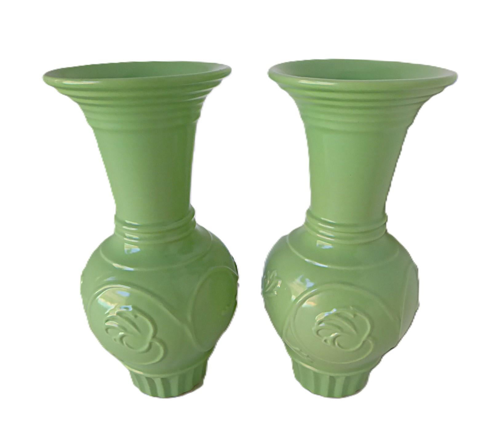 Sehr seltenes Paar asiatisch-moderner Trenton Art China (TAC) Art Deco Vasen von Trenton Potteries in einer Treton Chartreuse Glasur.  Urnenform mit konzentrischen Ringen am ausgestellten Rand, die sich zu einer Taille verjüngen, mit asiatisch