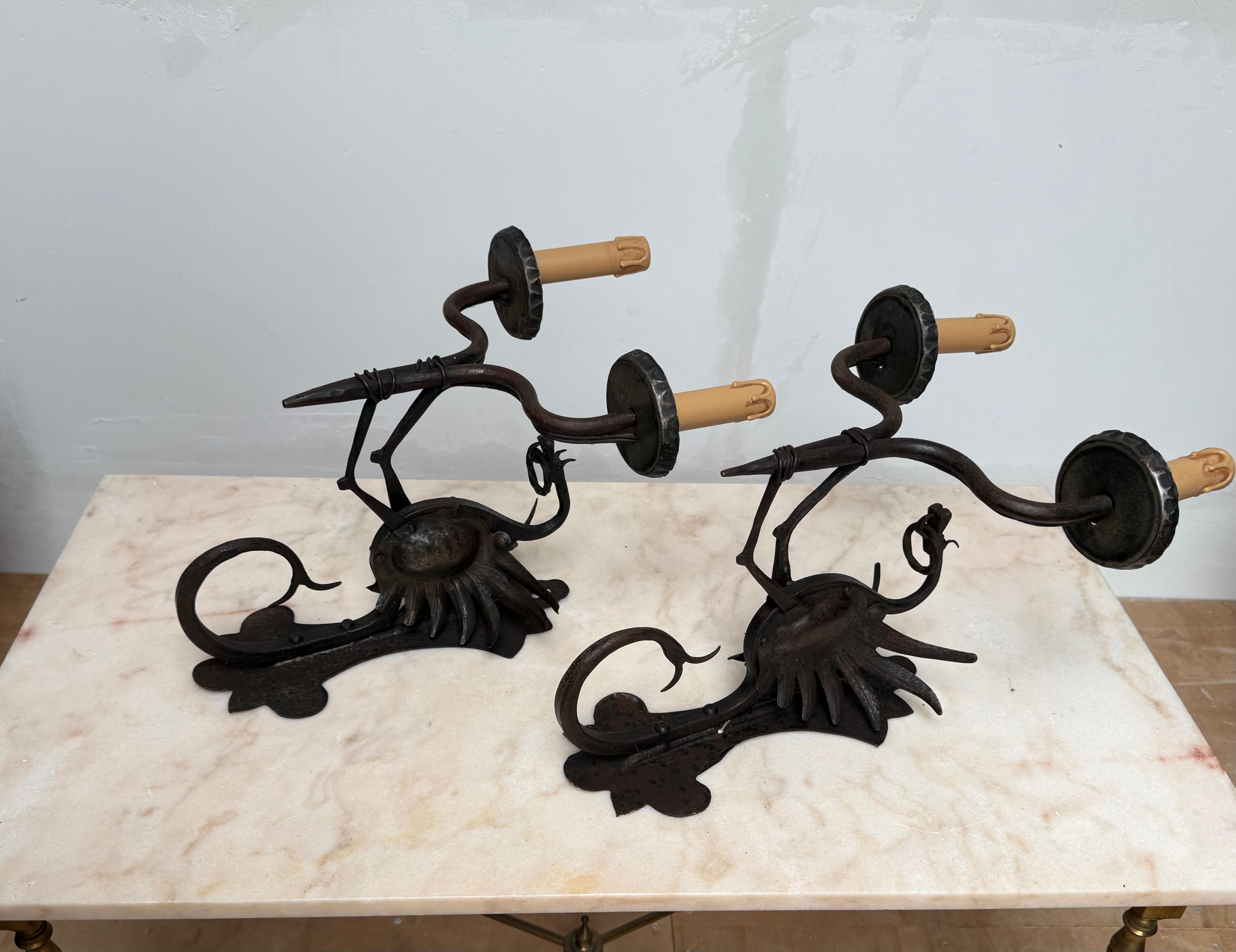 Medievale Rare Pair Artistic Design Hand Crafted Wrought Iron Dragon Wall Sconce Light in vendita