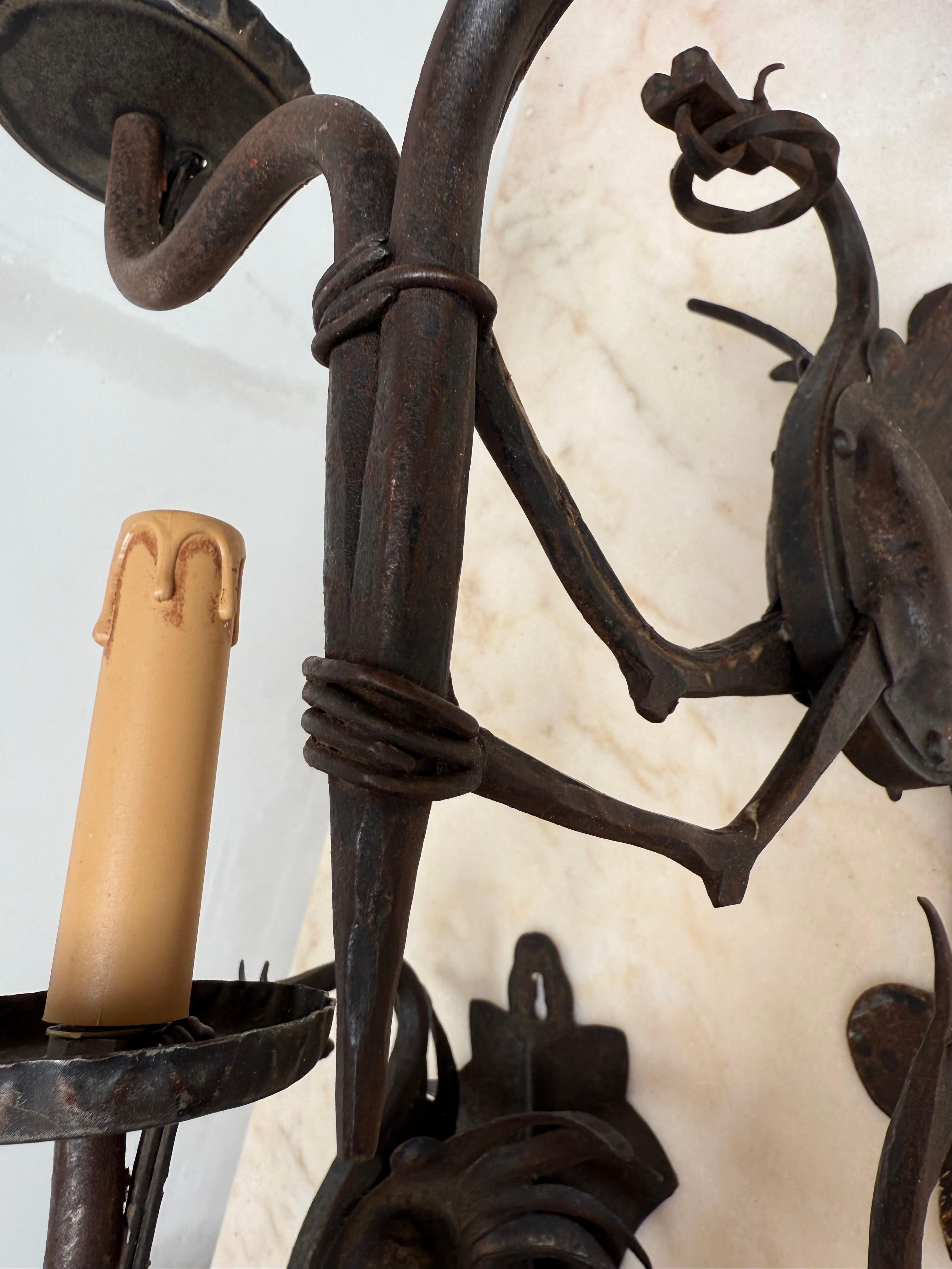 Rare Pair Artistic Design Hand Crafted Wrought Iron Dragon Wall Sconce Light In condizioni ottime in vendita a Lisse, NL