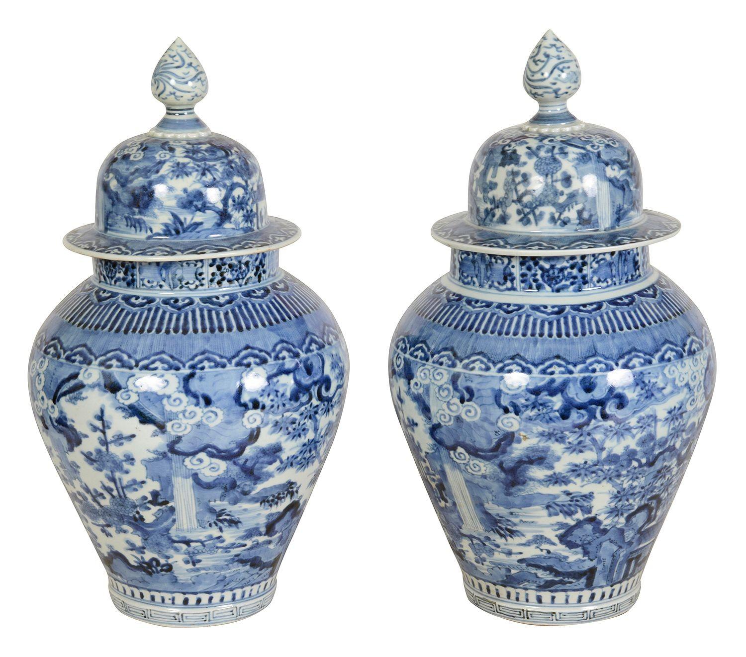 Questi squisiti vasi con coperchio di Arita del XVII secolo esemplificano l'arte della porcellana giapponese. Realizzati in ceramica pregiata, presentano uno splendido design in bianco e blu caratterizzato da intricati motivi floreali e paesaggi