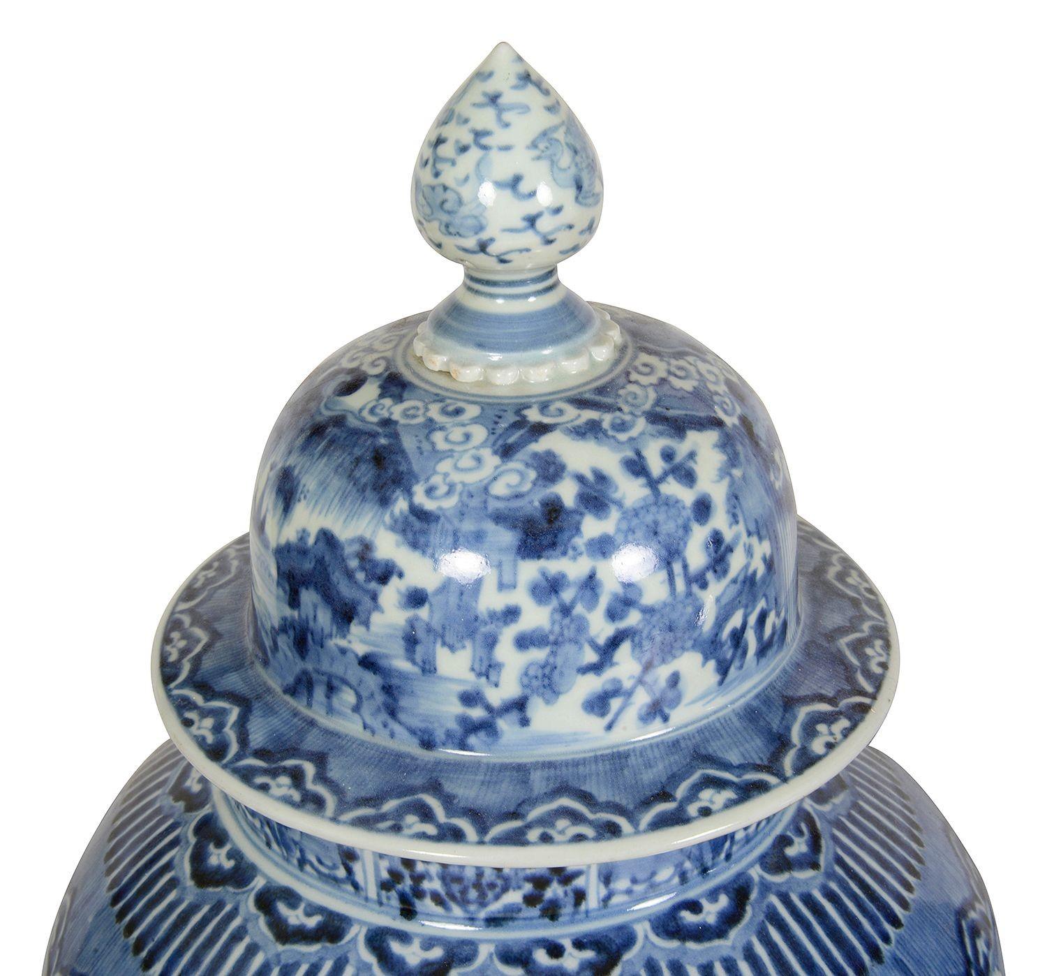 Dipinto a mano Rara coppia di vasi con coperchio in porcellana Arita blu e bianca del XVII secolo. in vendita