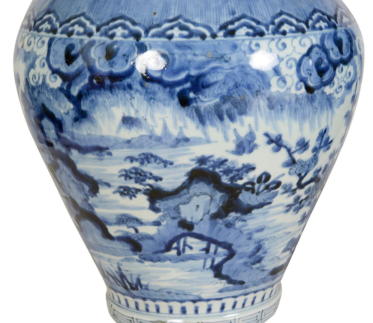 Fino al XVIII secolo Rara coppia di vasi con coperchio in porcellana Arita blu e bianca del XVII secolo. in vendita