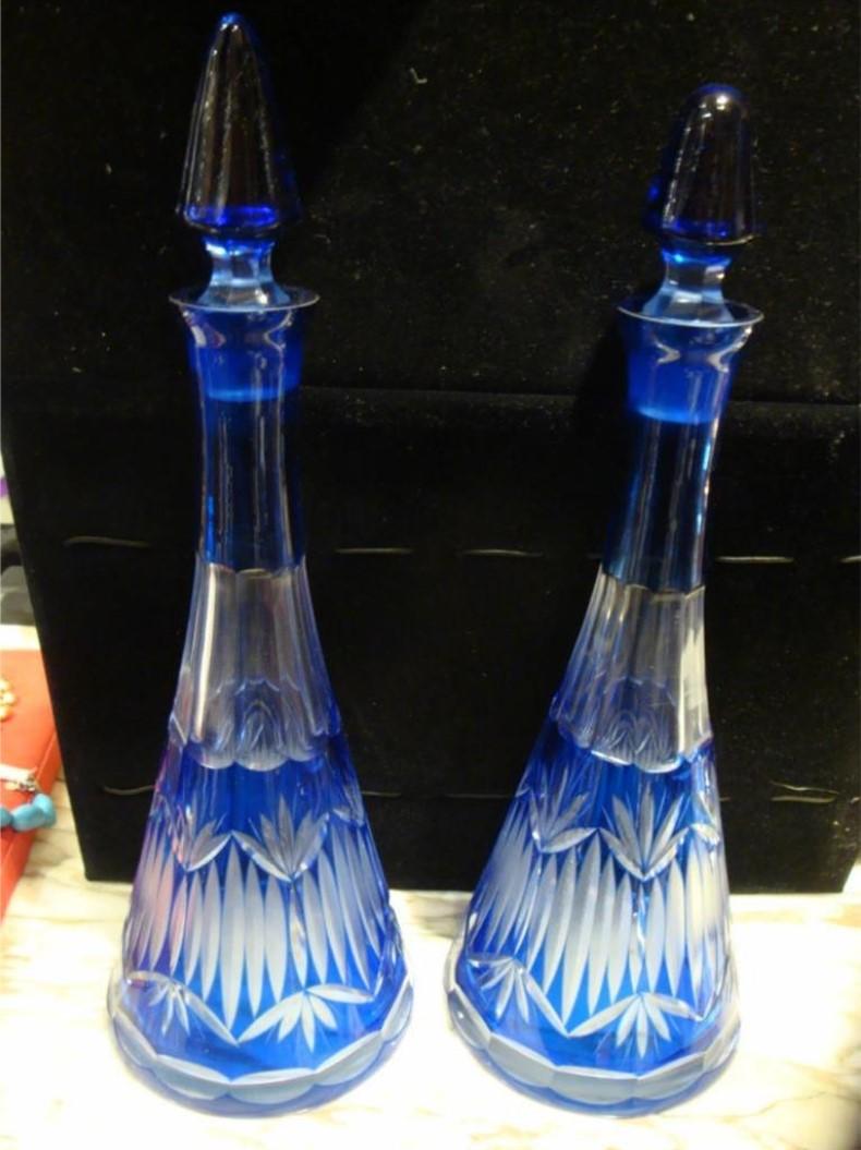 L'article suivant est une paire de carafes à décanter en verre taillé bleu cobalt de style Baccarat. EXTRAIT D'UNE COLLECTION PRIVÉE D'UNE VALEUR DE 6 MILLIONS DE DOLLARS !!! Une vraie beauté !

Dimensions : 14 1/2