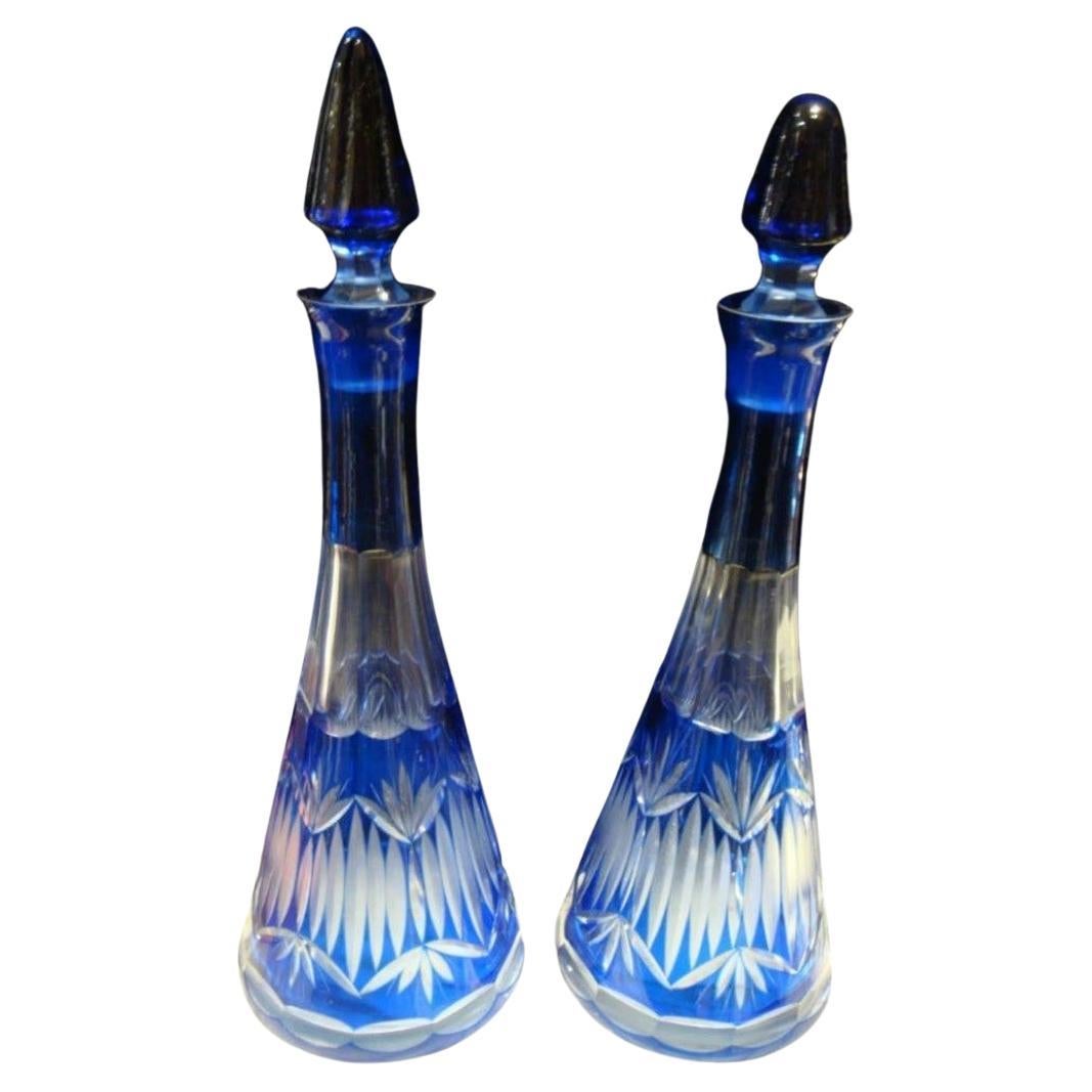 Rare paire de carafes en cristal taillé de style Baccarat et en verre gravé français bleu cobalt en vente