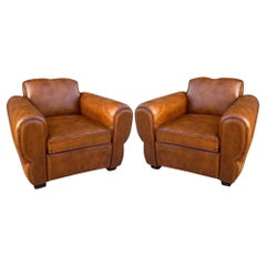 Coppia di sedie da club Art Deco francesi con baffi, in pelle cognac, con segni di distorsione