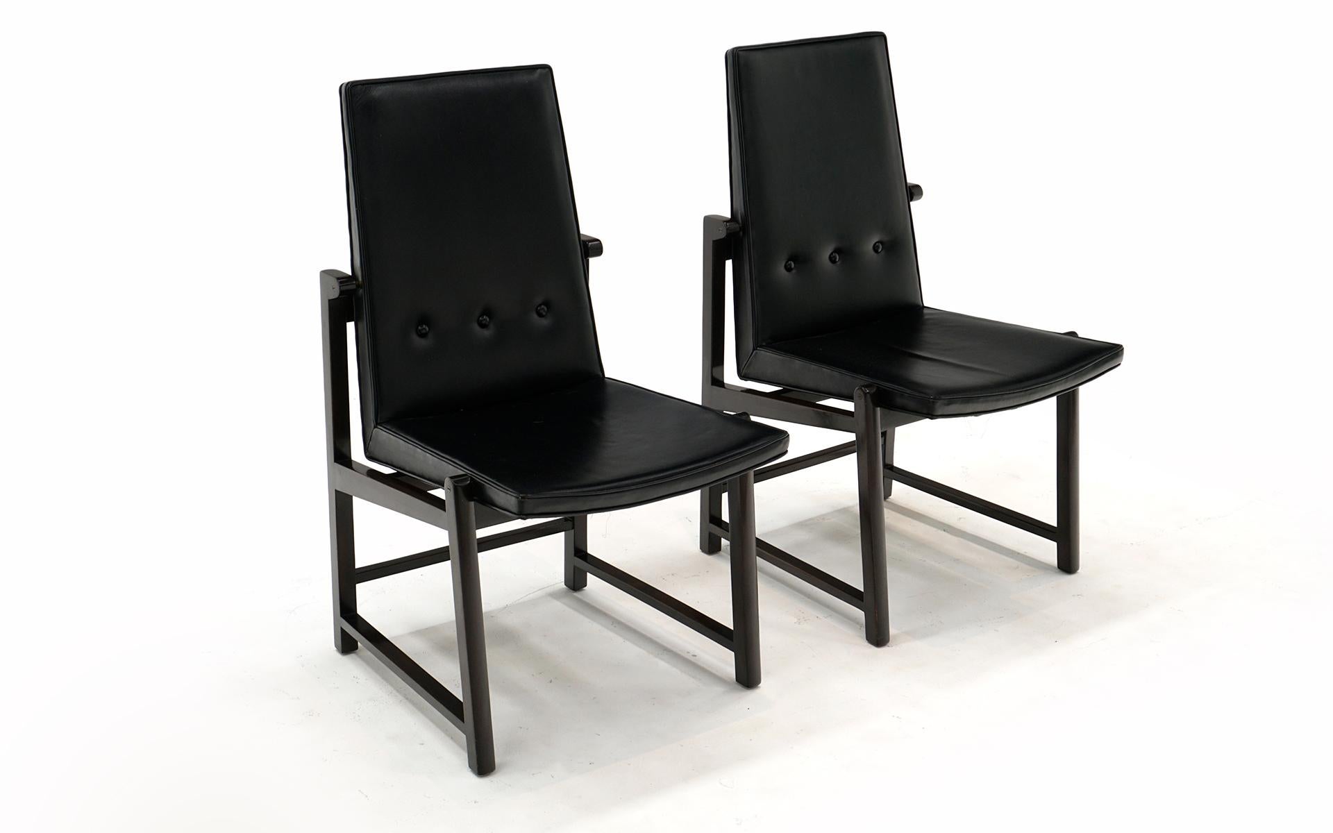Mid-Century Modern Paire de chaises de salle à manger Dunbar rares en cuir noir d'origine, cadres en acajou, signées en vente