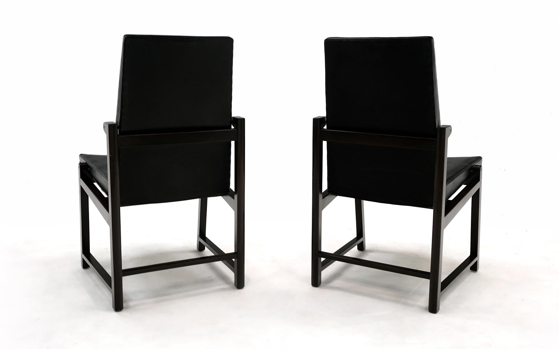 Milieu du XXe siècle Paire de chaises de salle à manger Dunbar rares en cuir noir d'origine, cadres en acajou, signées en vente